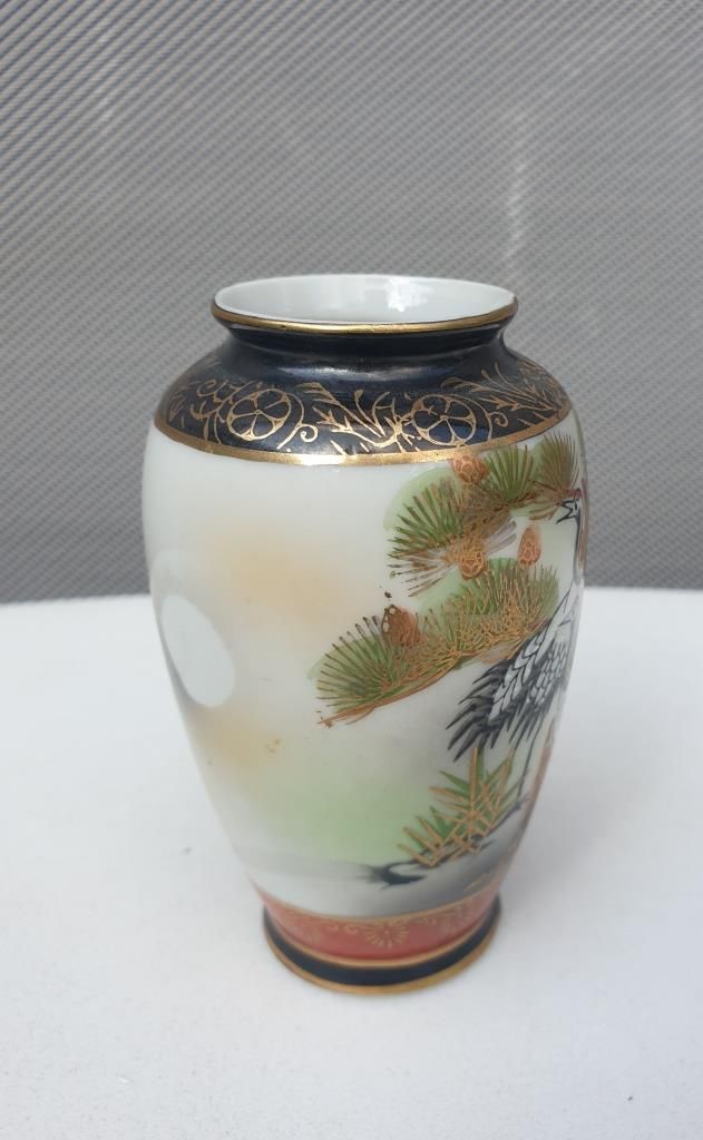 Small Japanese vase porcelain Satsuma couple of cranes