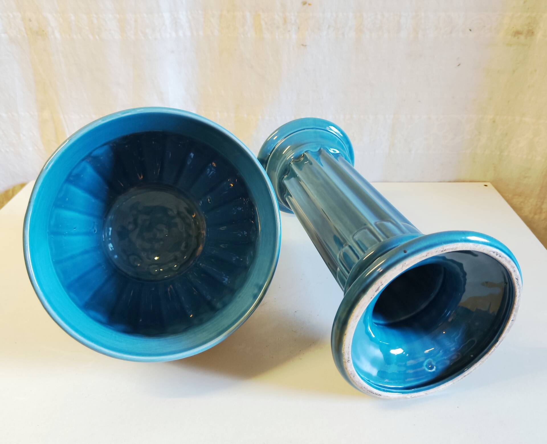 Column and basin in Art Deco style in blue glazed ceramic - mid 20th century.