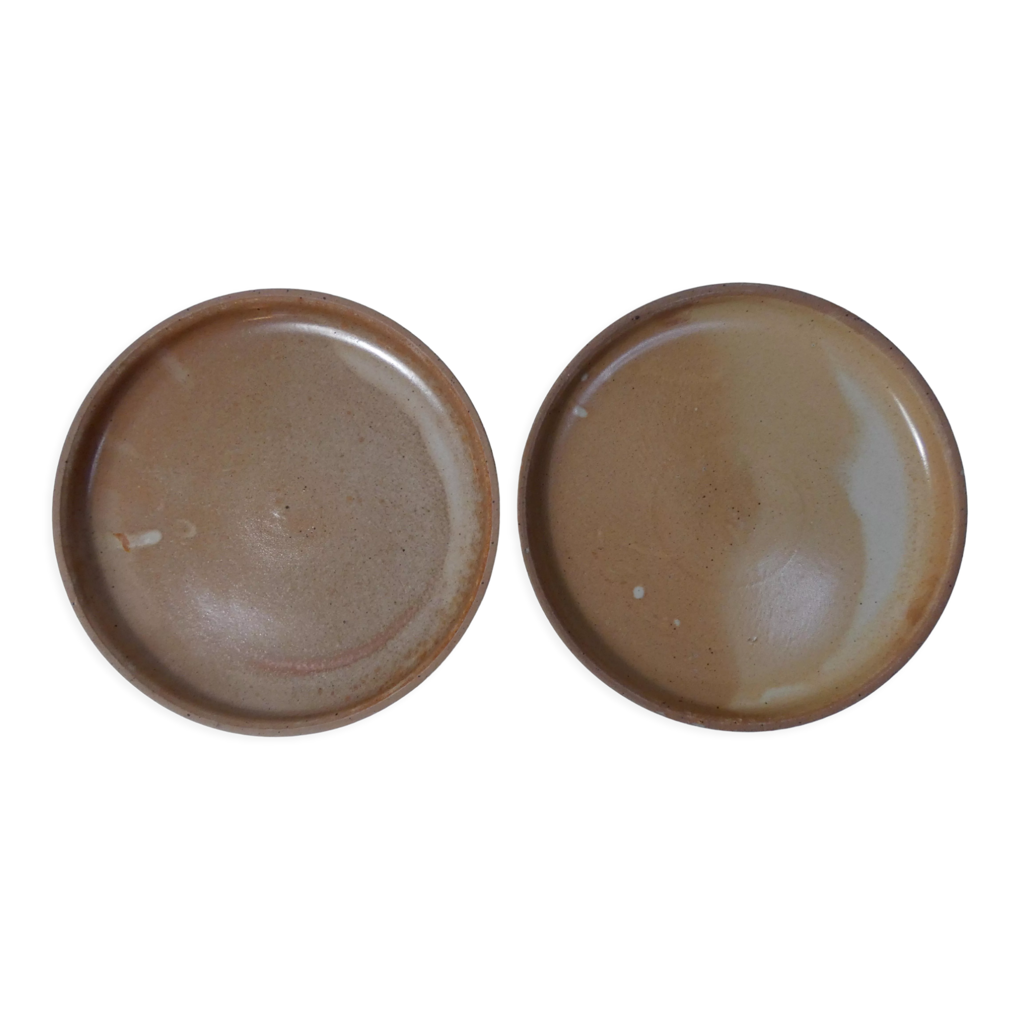 2 flat stoneware plates
