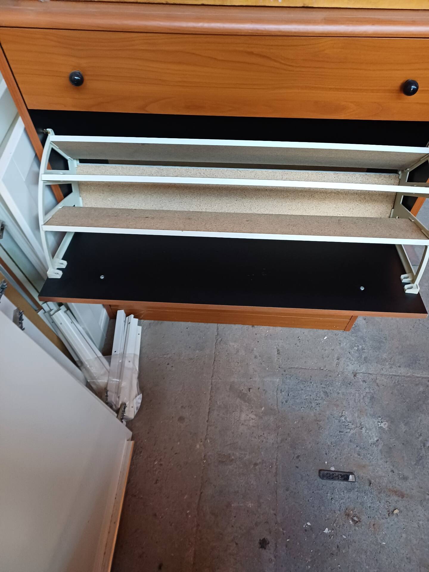 Shoe cabinet