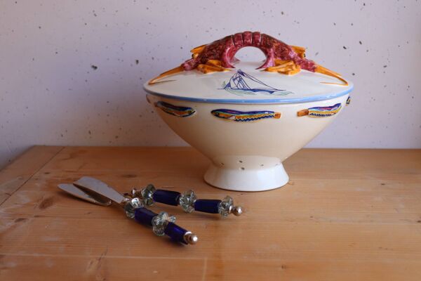 Légumier couvert en céramique à décor marin peint – plat à homar