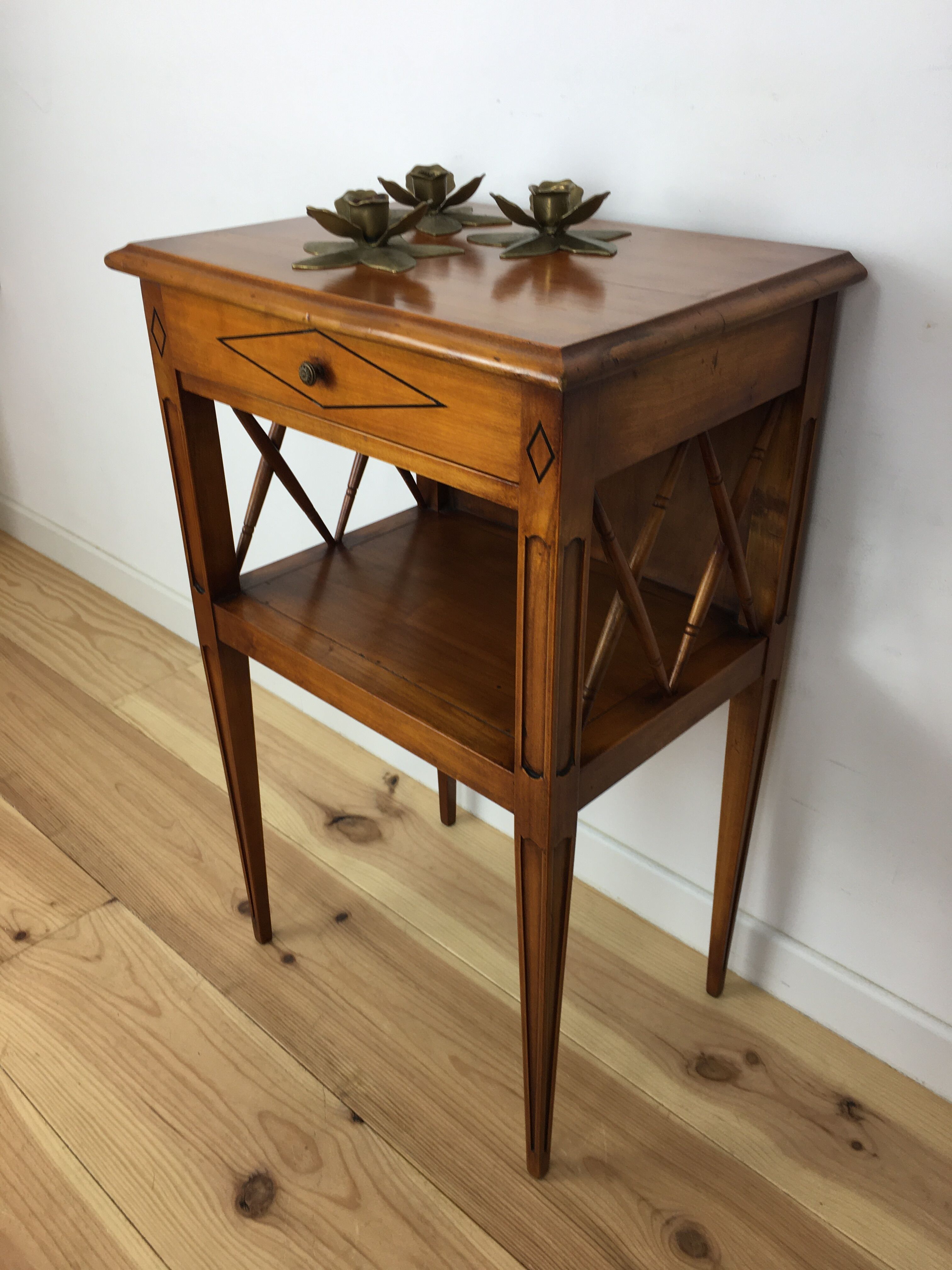 Bedside Directory Style, Louis XVI