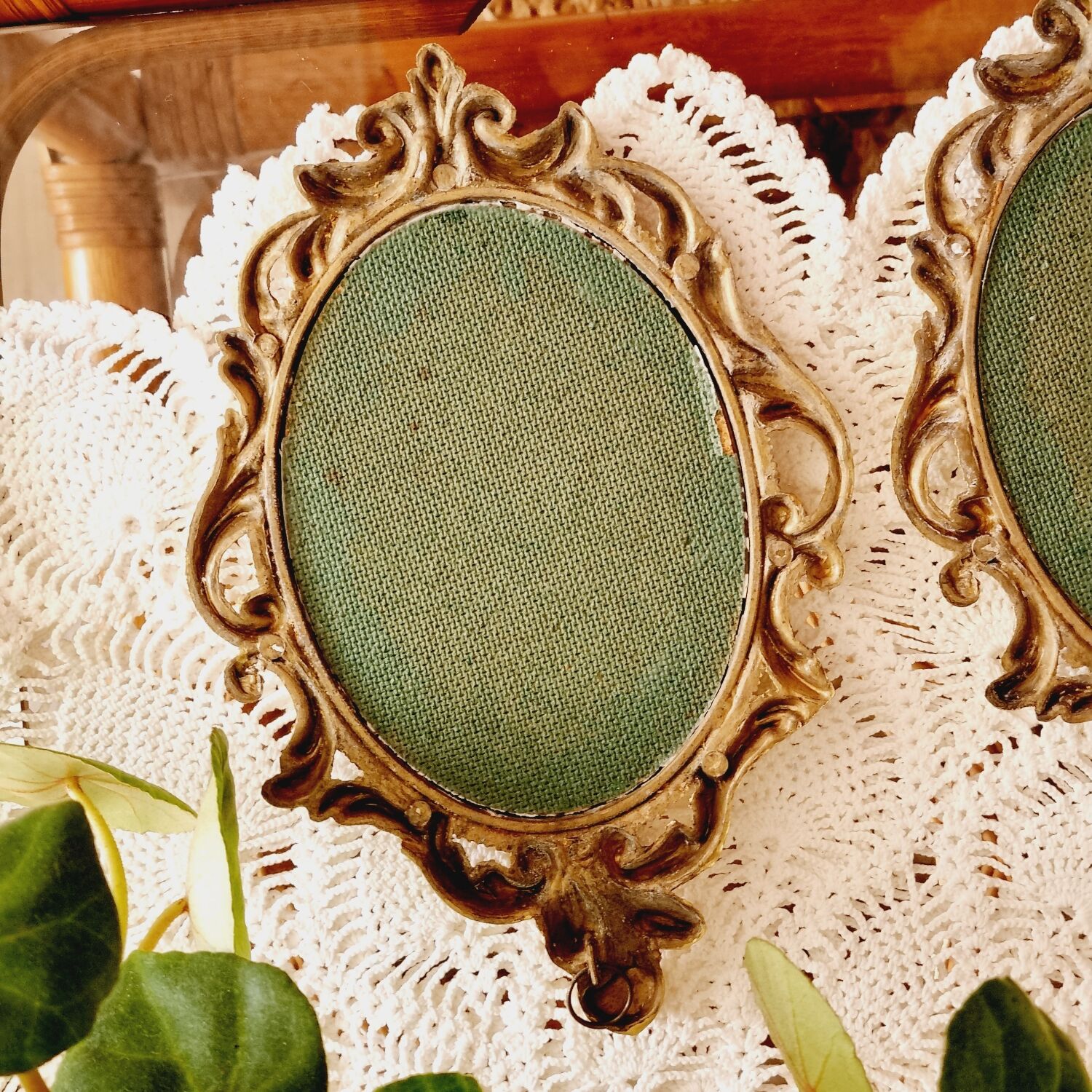 2 frames in gilded metal and curved glass