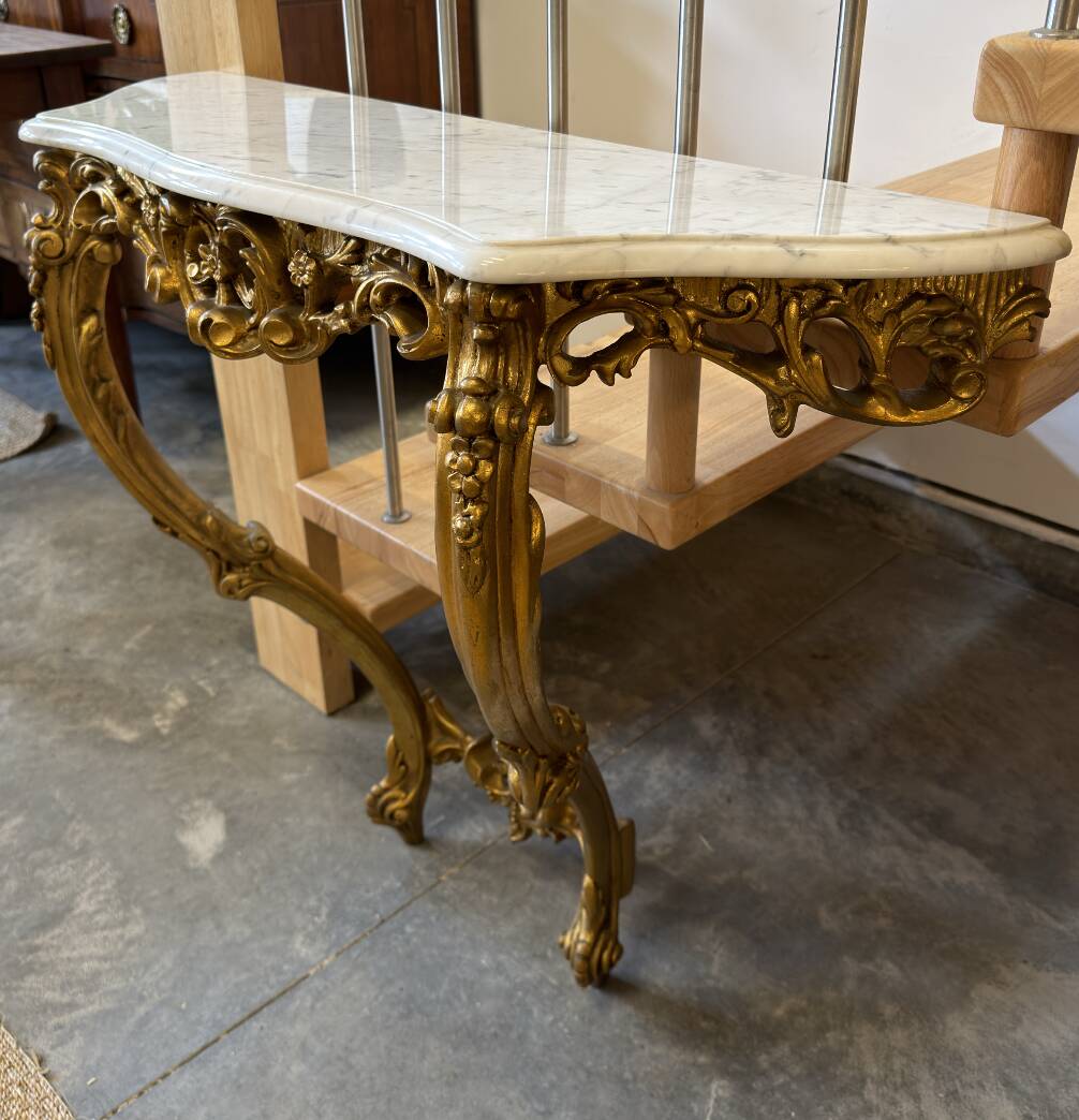 Console style Louis XV en bois doré et marbre