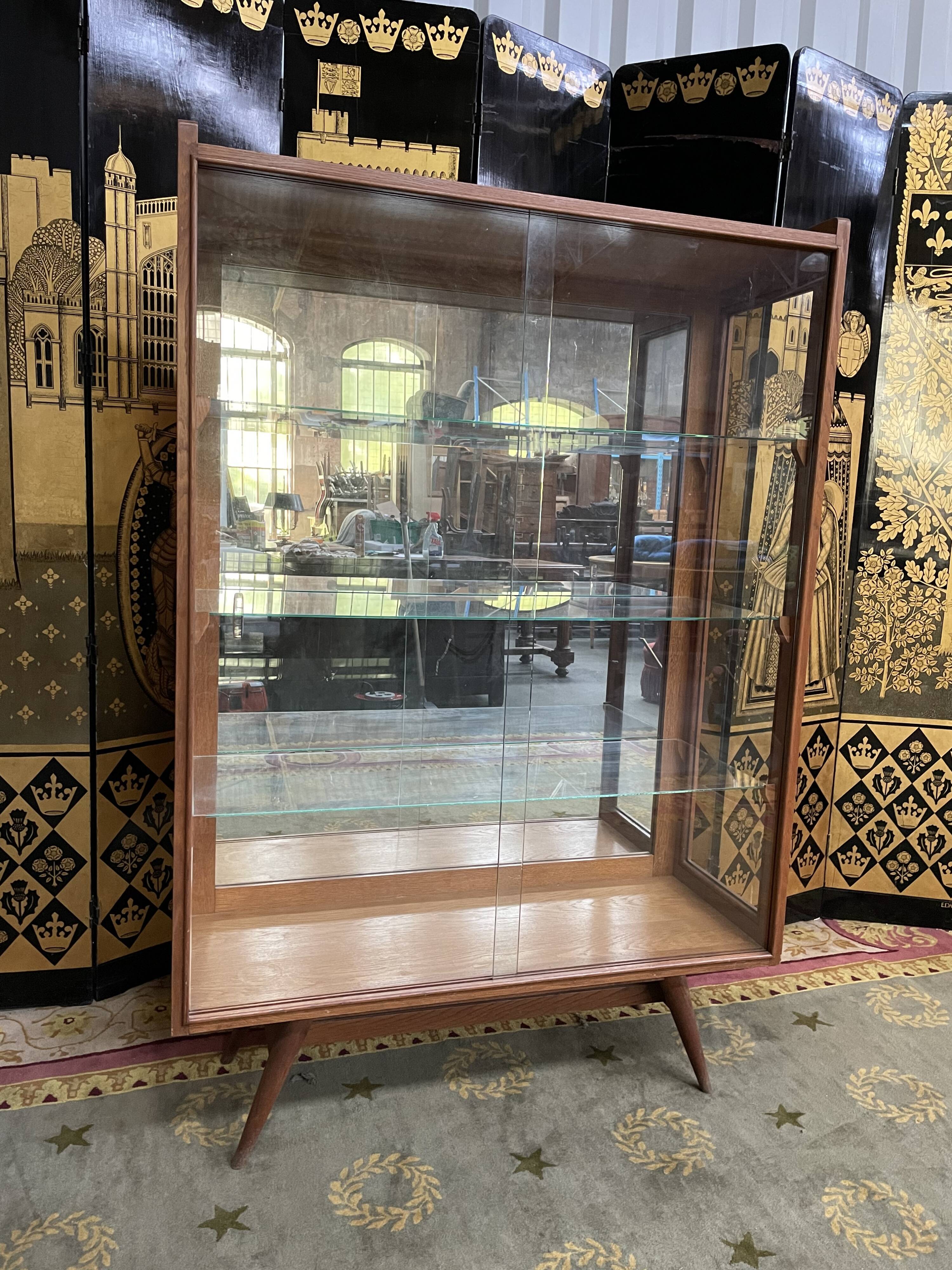 Vitrine scandinave en chêne 1960