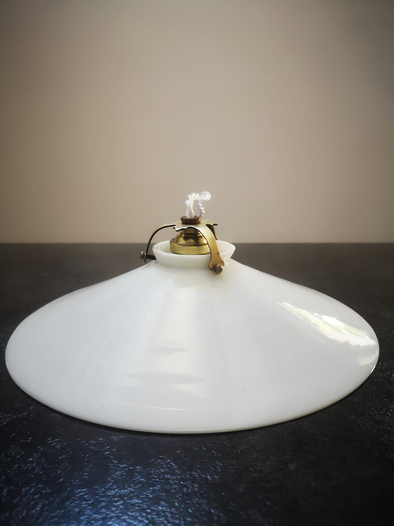 Ancienne suspension baladeuse en opaline blanche art déco 1930 ø 24.7 cm