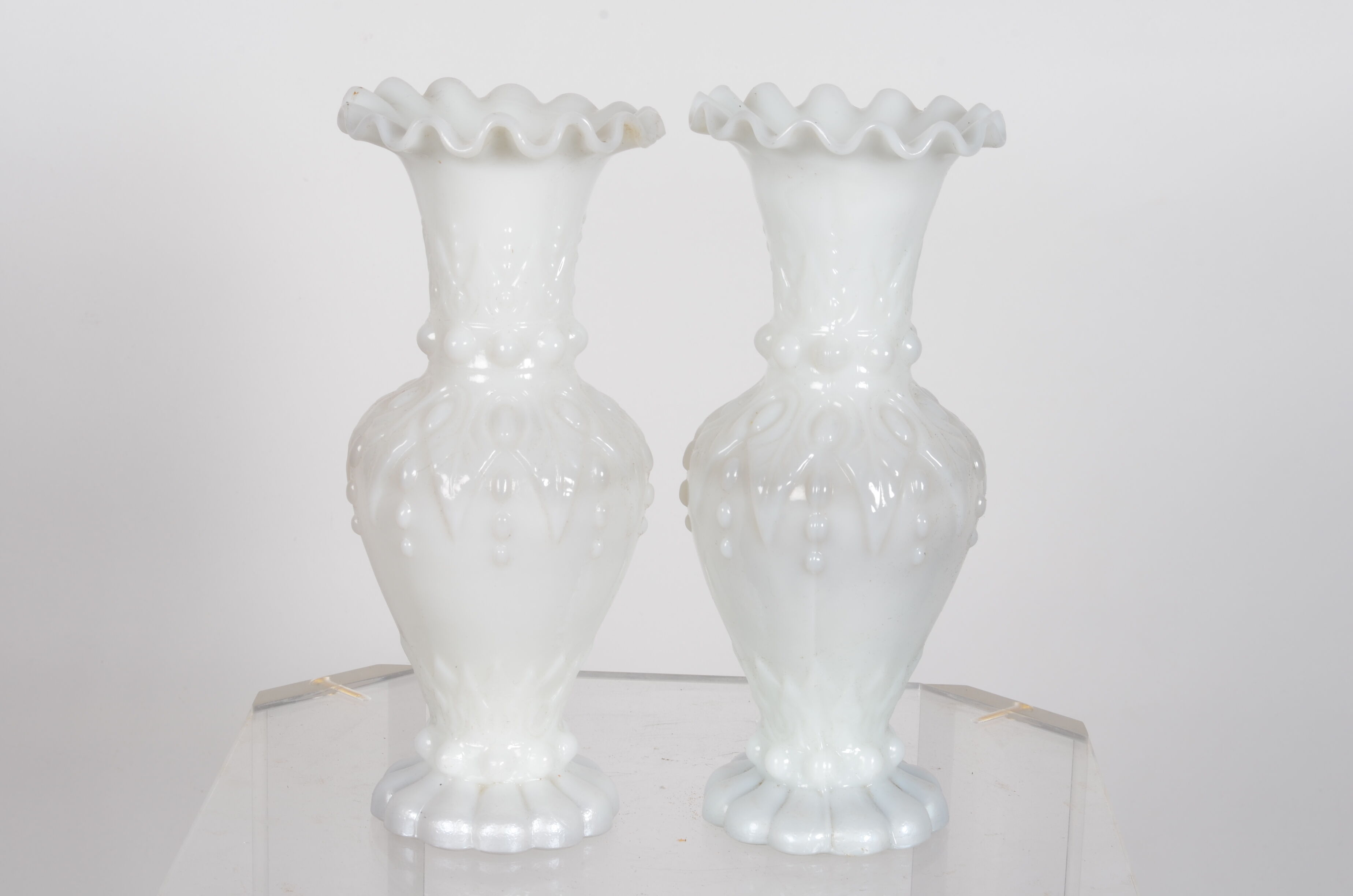 Vases baroques en opaline blanc