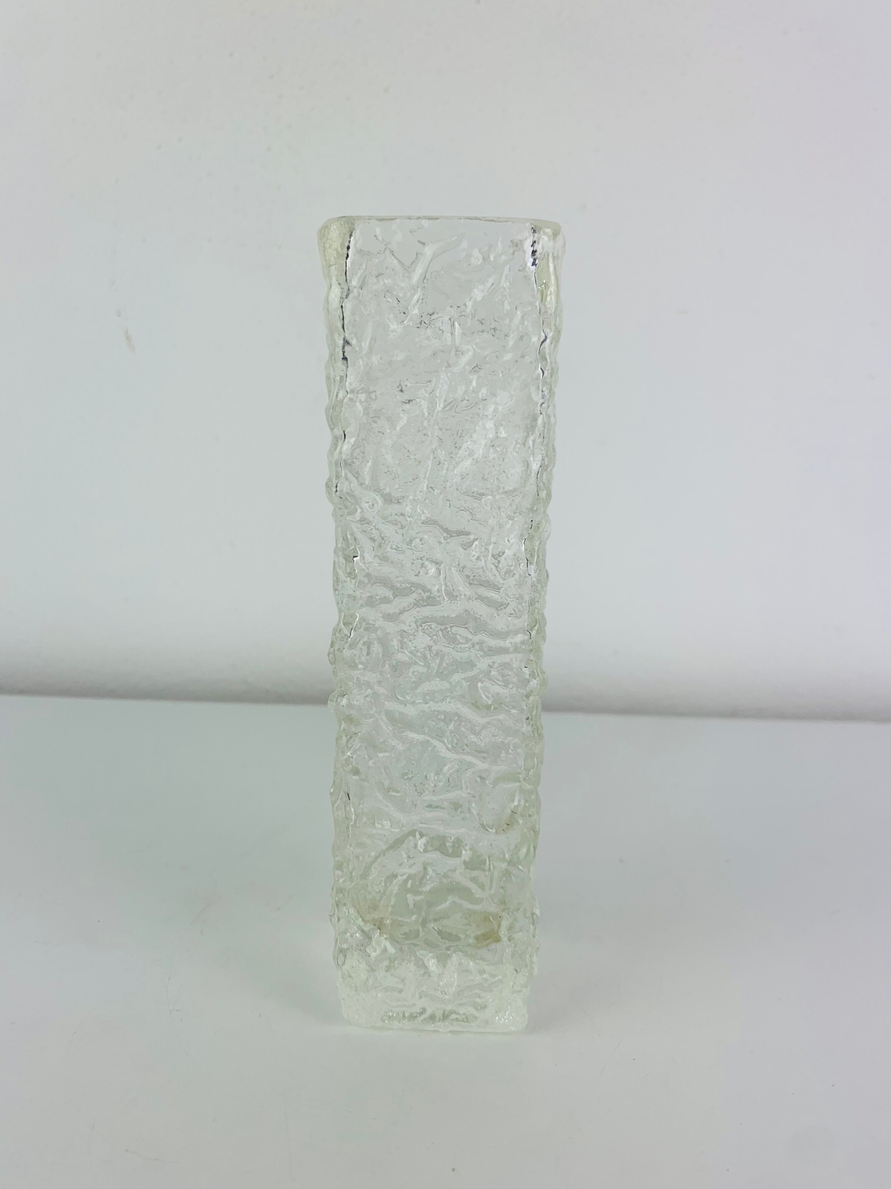Vase verre moulé texturé années 60, style Sklo Union