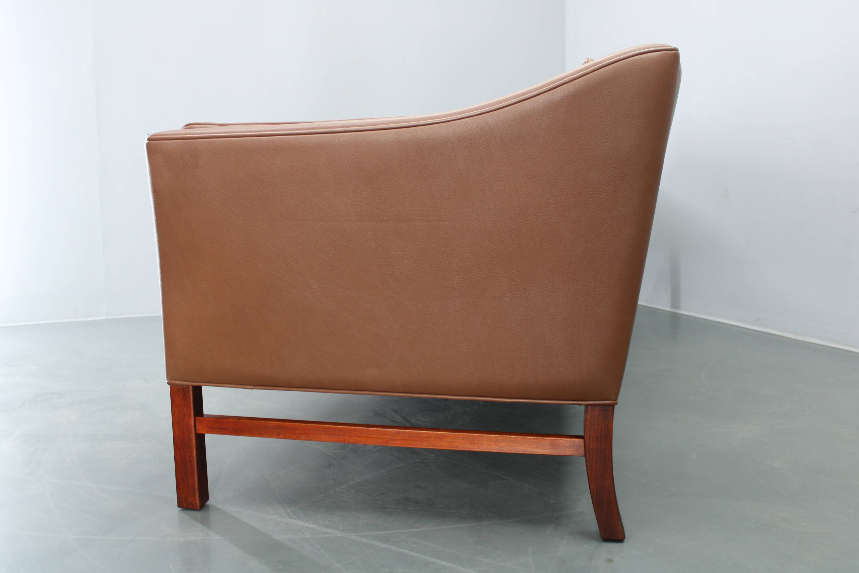 Canapé 3 places danois des années 1970 en cuir marron avec structure en hêtre