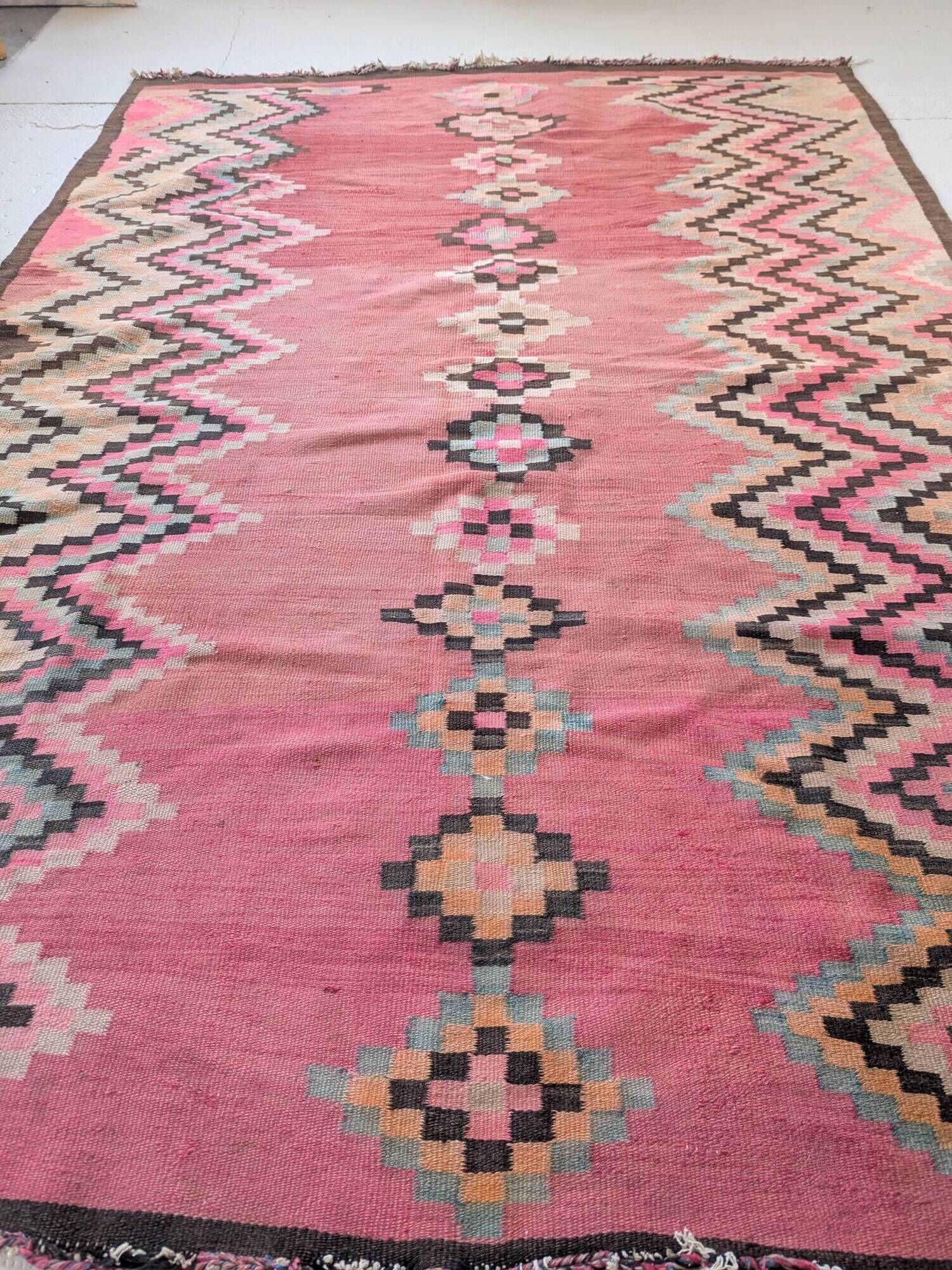 Tapis kilim ancien dans des tons rose