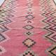 Tapis kilim ancien dans des tons rose