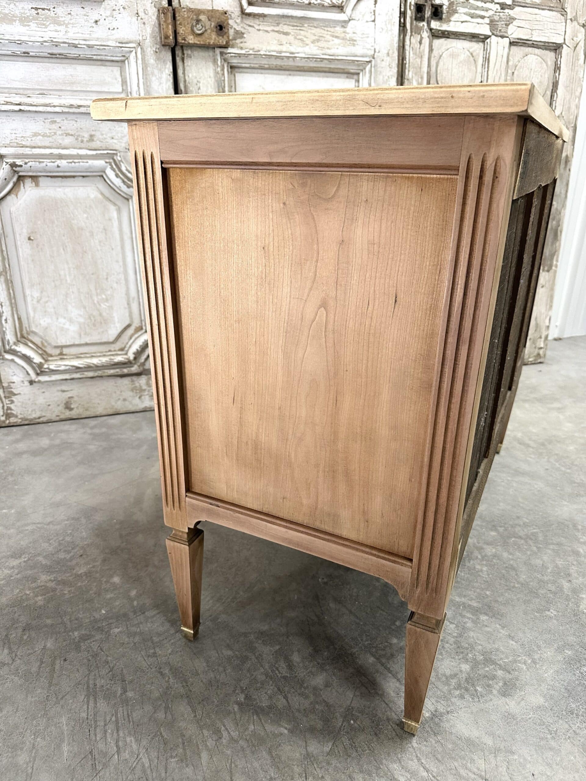 Commode Louis XVI en merisier clair vers 1970
