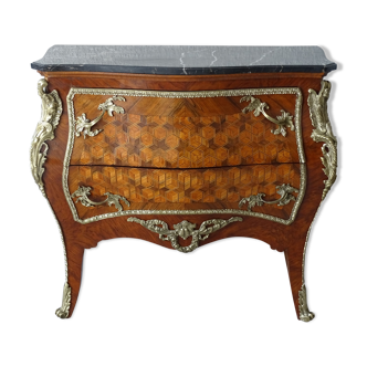 Commode galbée de toutes faces