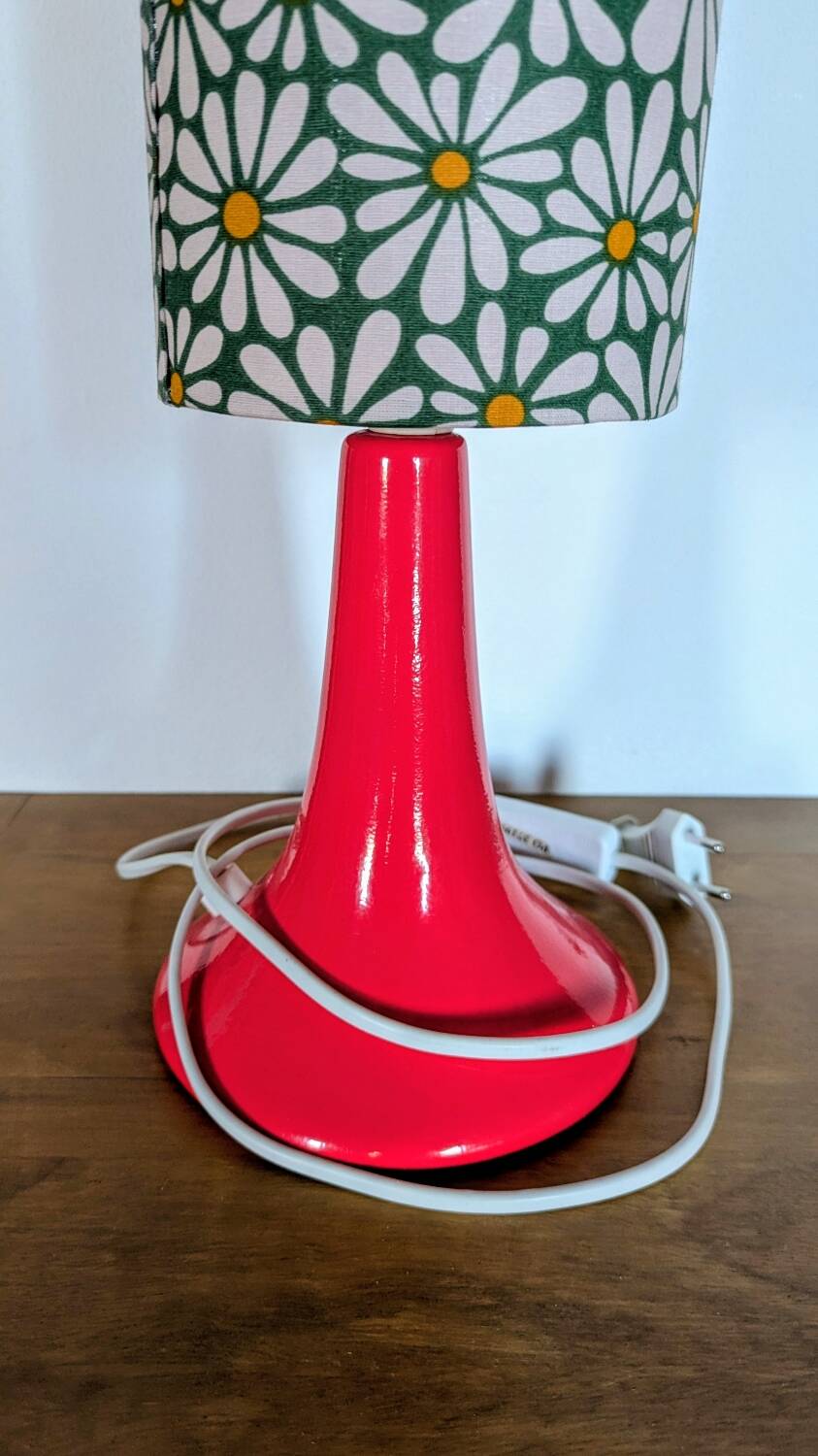 Lampe vintage 70s upcyclée, pied rose, abat-jour floral marguerites