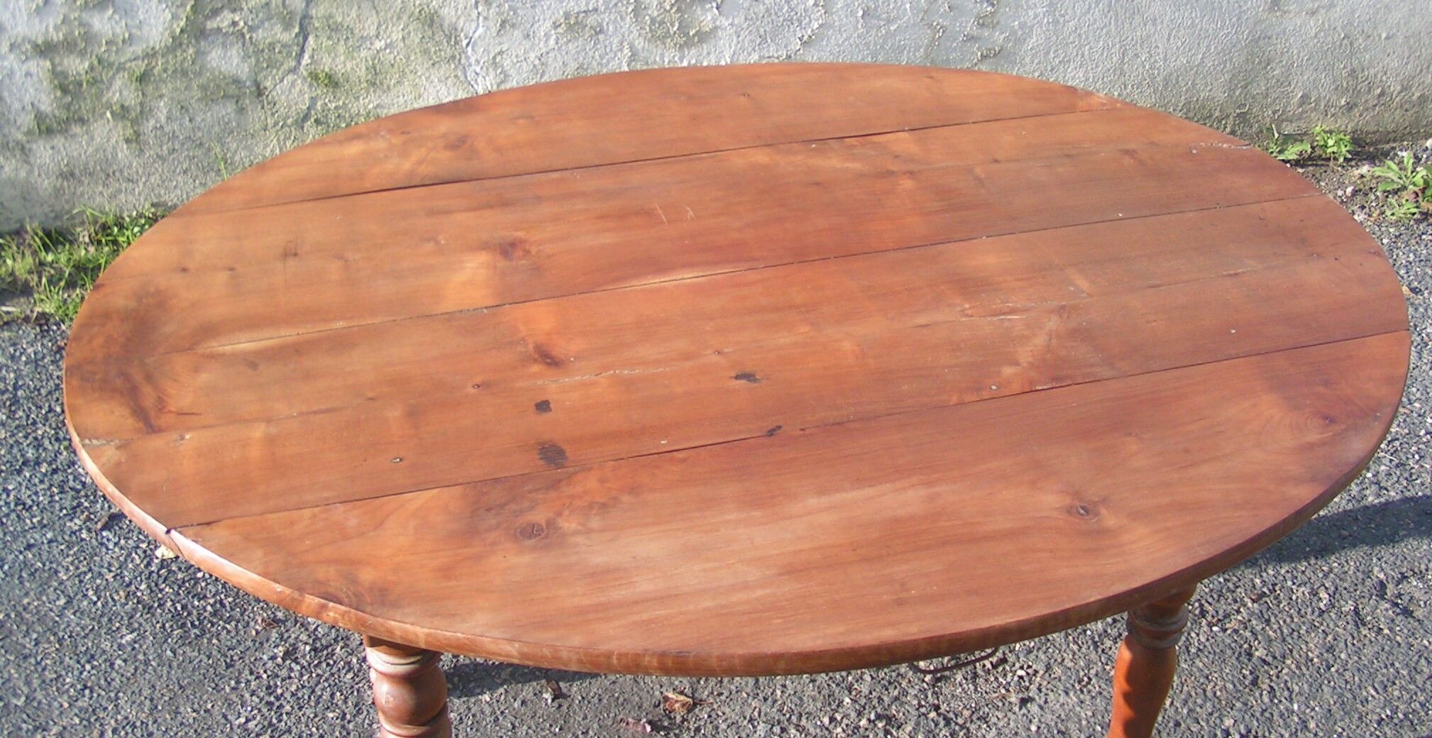 Oval flap table
