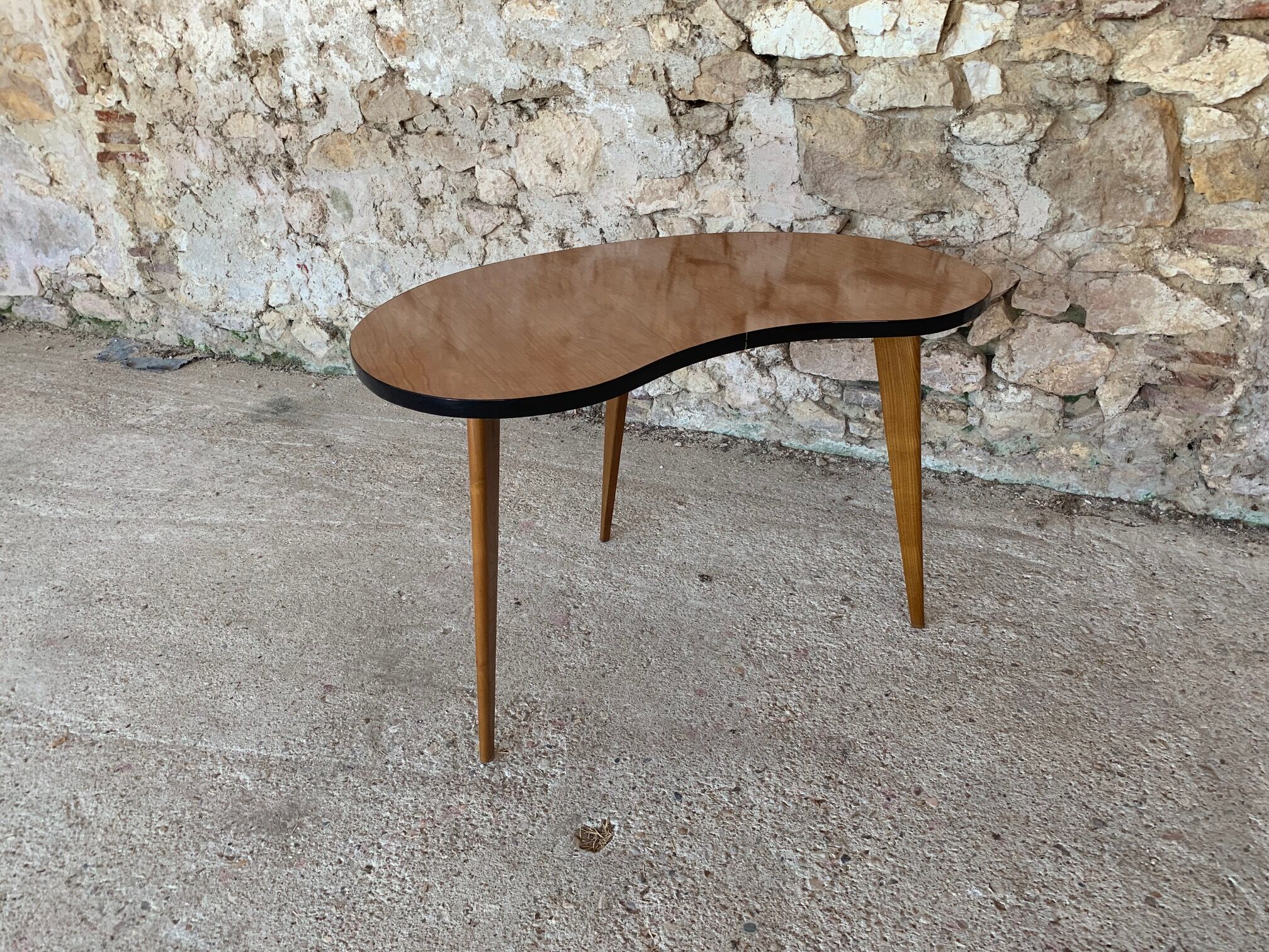 Coffe table vintage bean-shaped in formica, tripod foot, circa 1960s