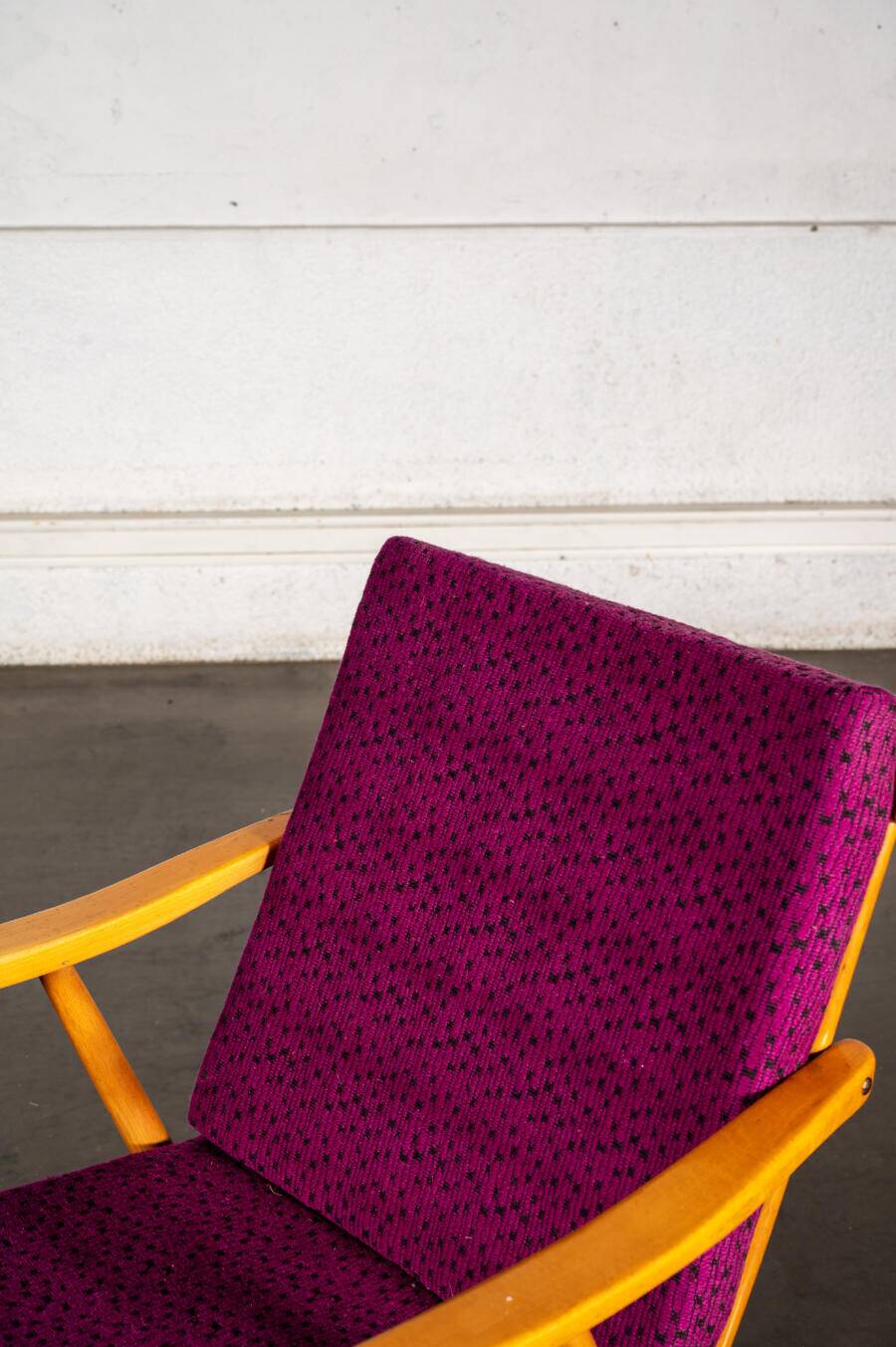 Boomerang armchair in mauve fabric