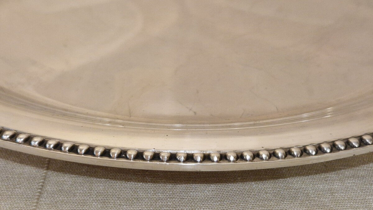 Round serving platter in silver-plated metal