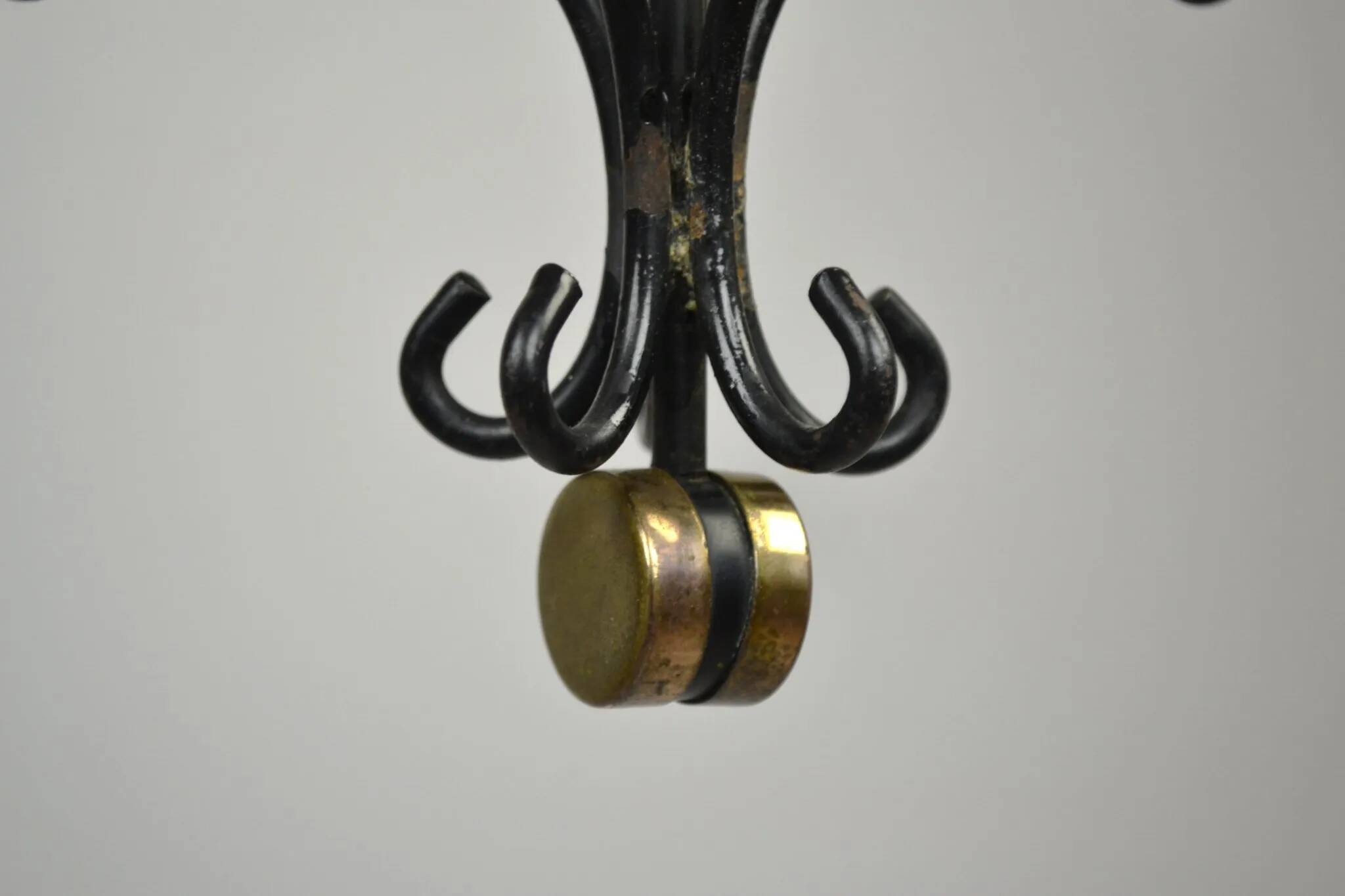 Chandelier en métal peint en noir avec des détails en cuivre – Gunnar Ander pour Ystad-Metall, Suède, années 1950