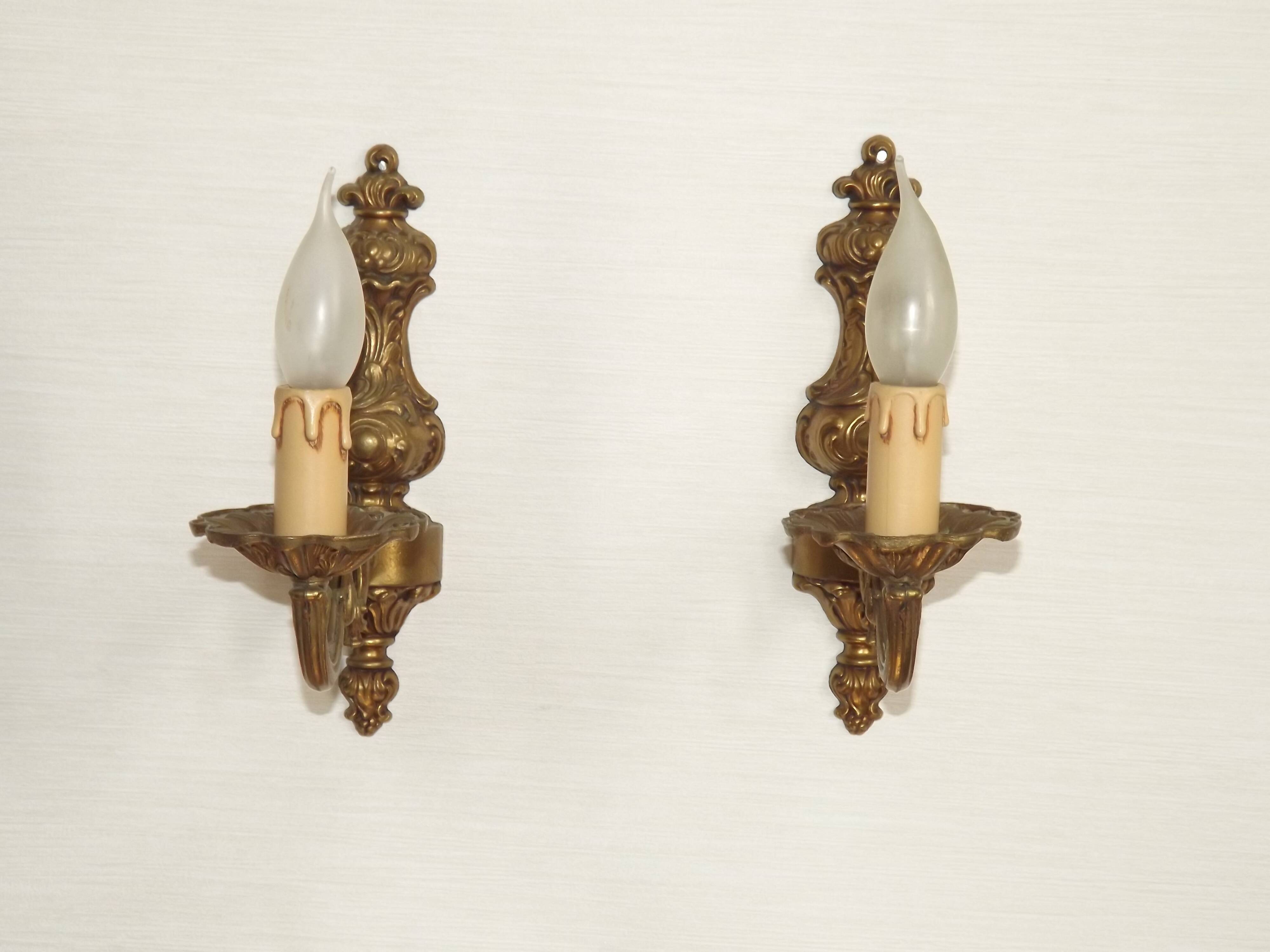 Pair Of Elegant Vintage French Traditional Style Bronze Single Wall Lights