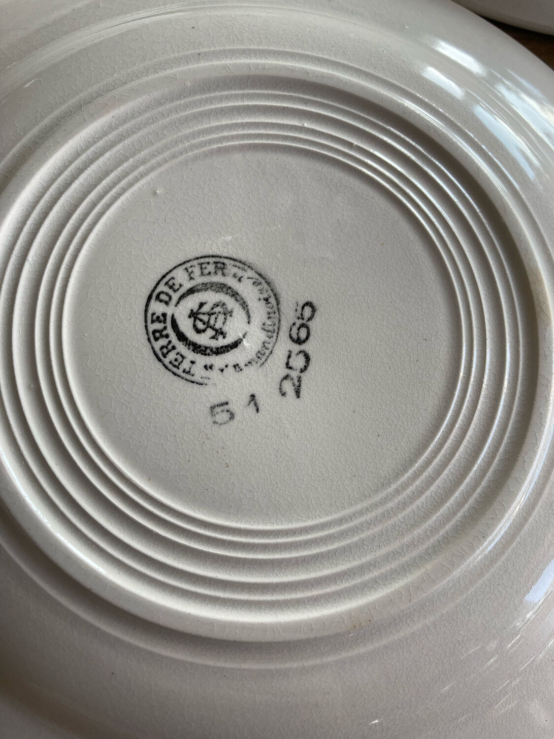 Pink plates iron earth amandinoise