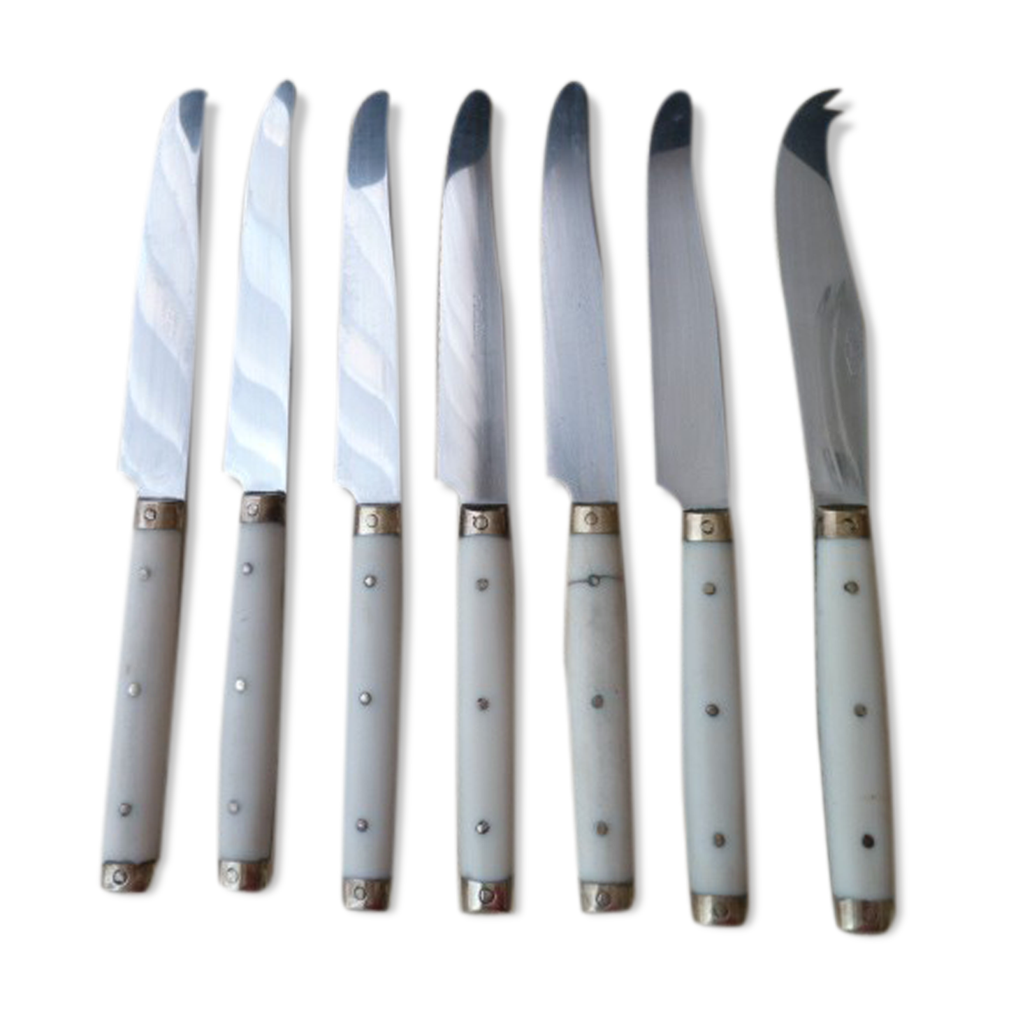 Set of 6 cheese knives and 1 Vintage Bakelite serving knives