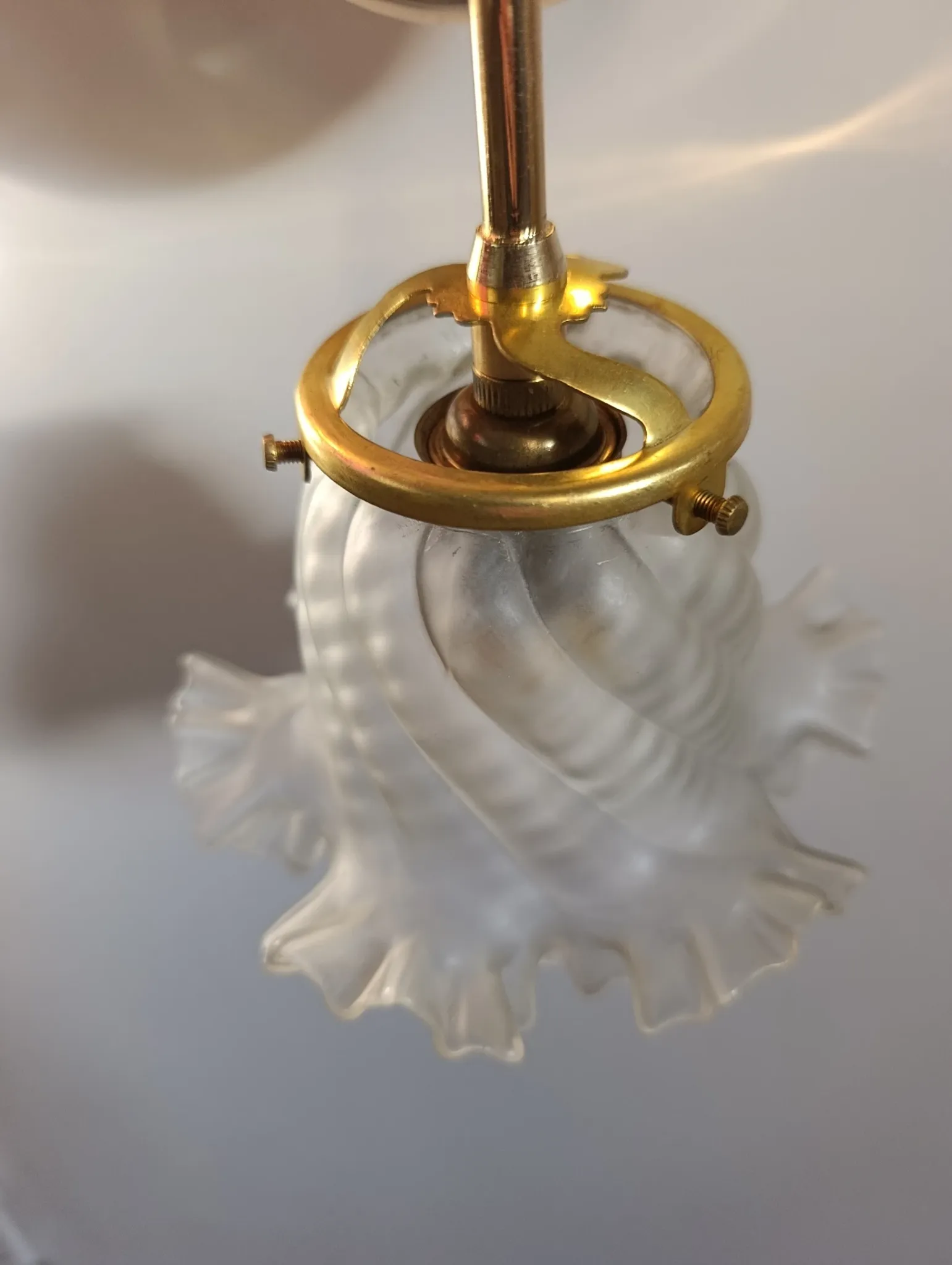 Chic retro wall light in gold brass & pink glass tulip