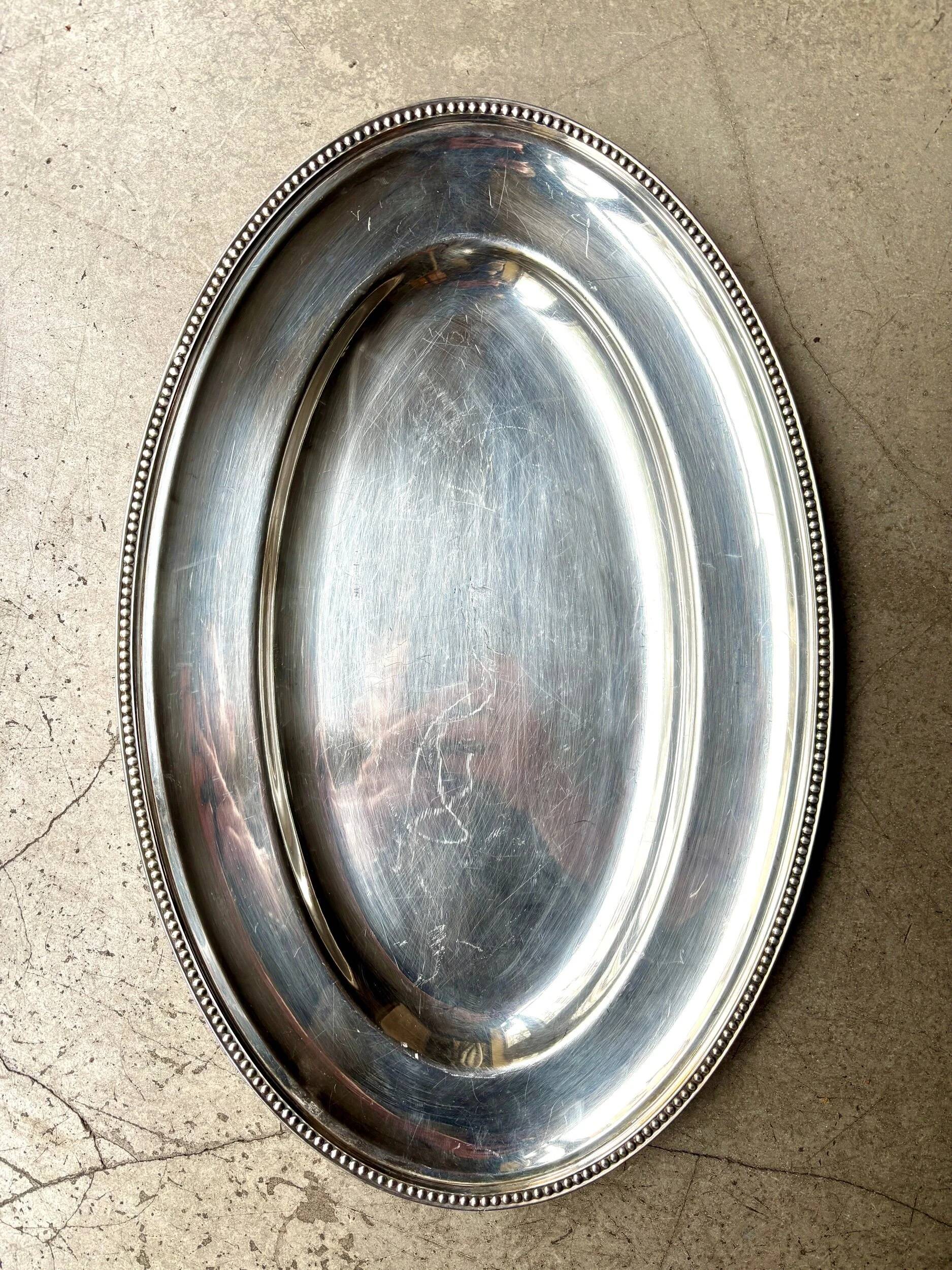 Plat ovale Ercuis en métal argenté, décor perlé