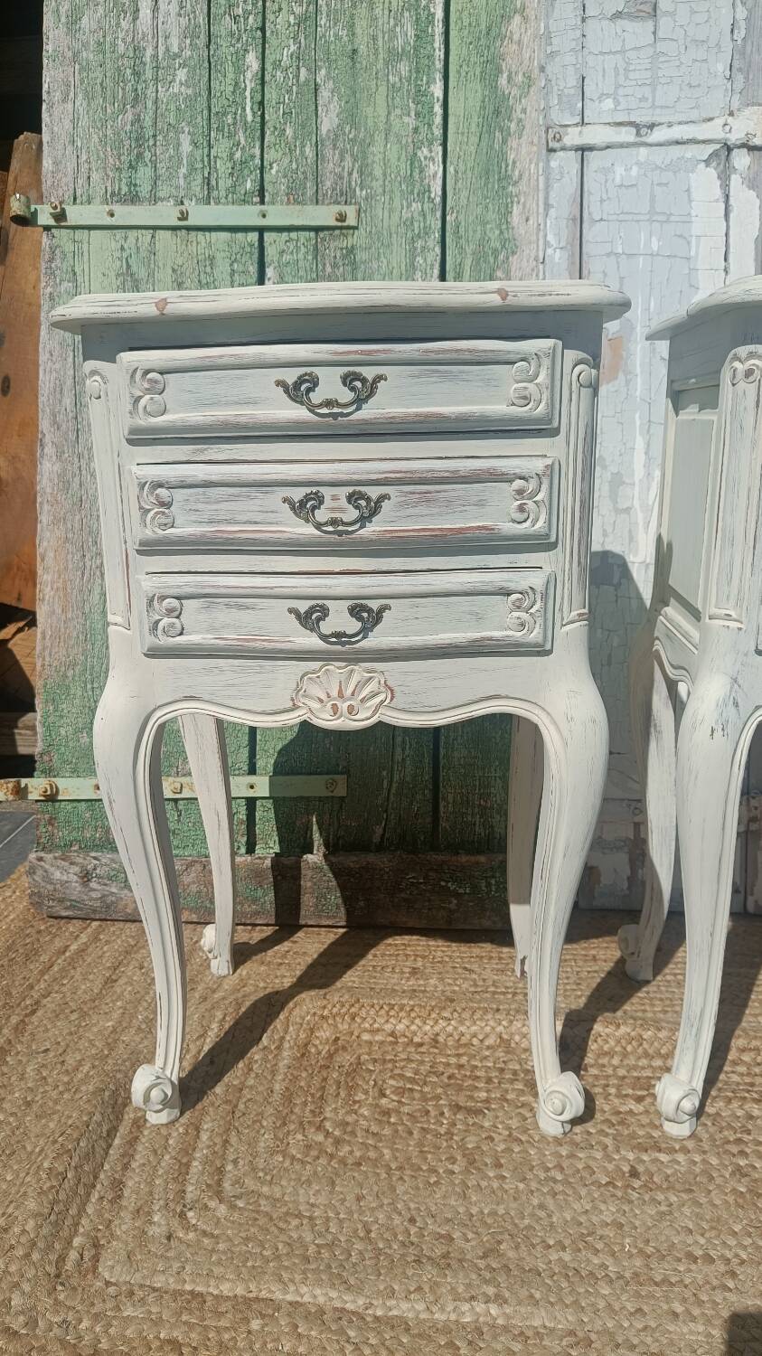 Paire de chevets style Louis XV patinés