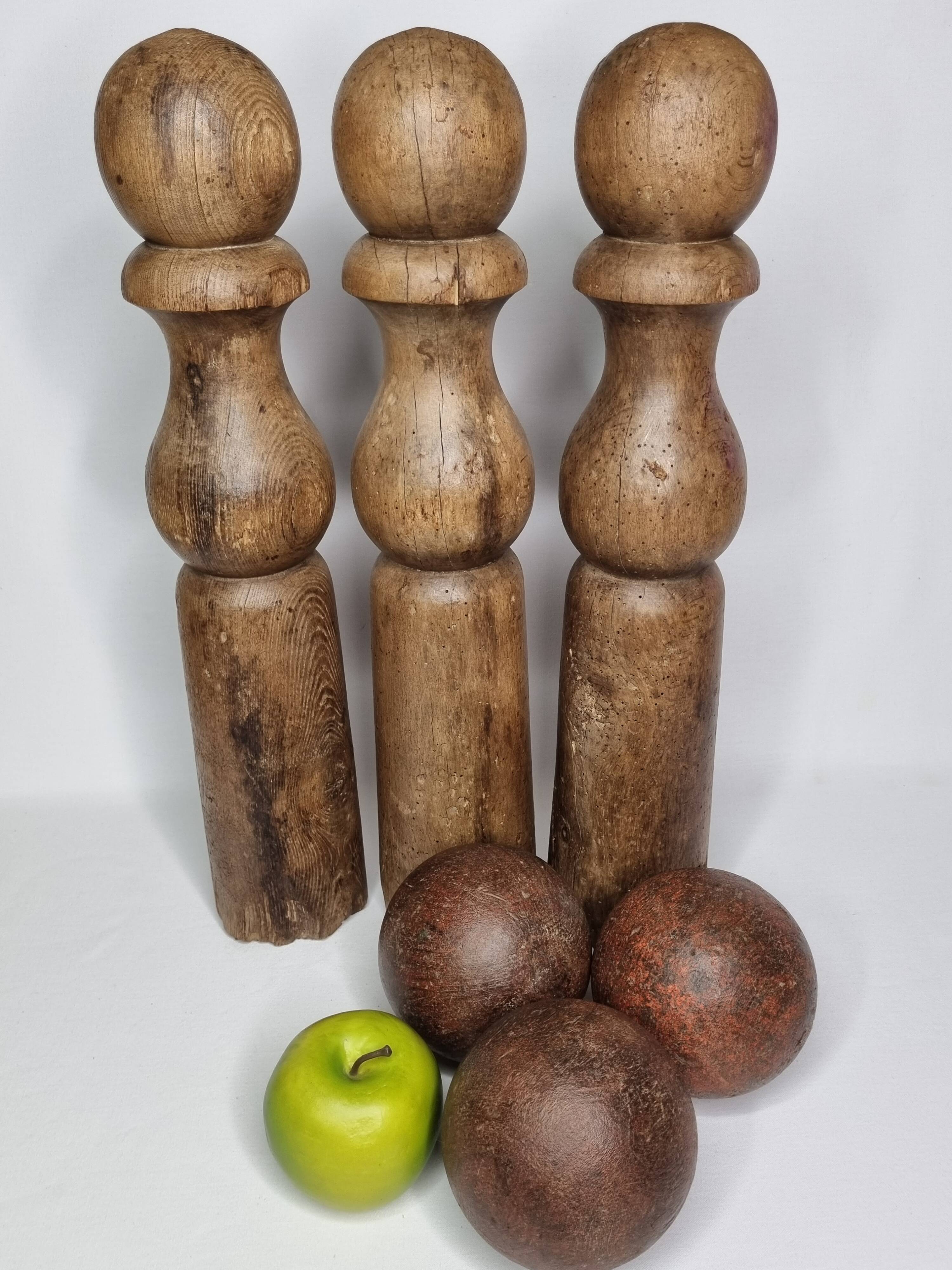 Ancien jeu de quilles grande taille en bois tourné, 52 cm