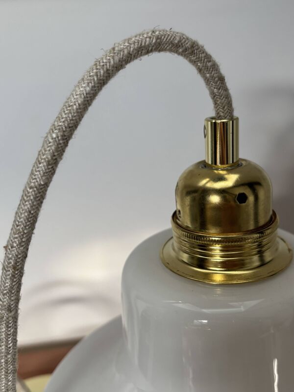 Suspension vintage en opaline fleurie
