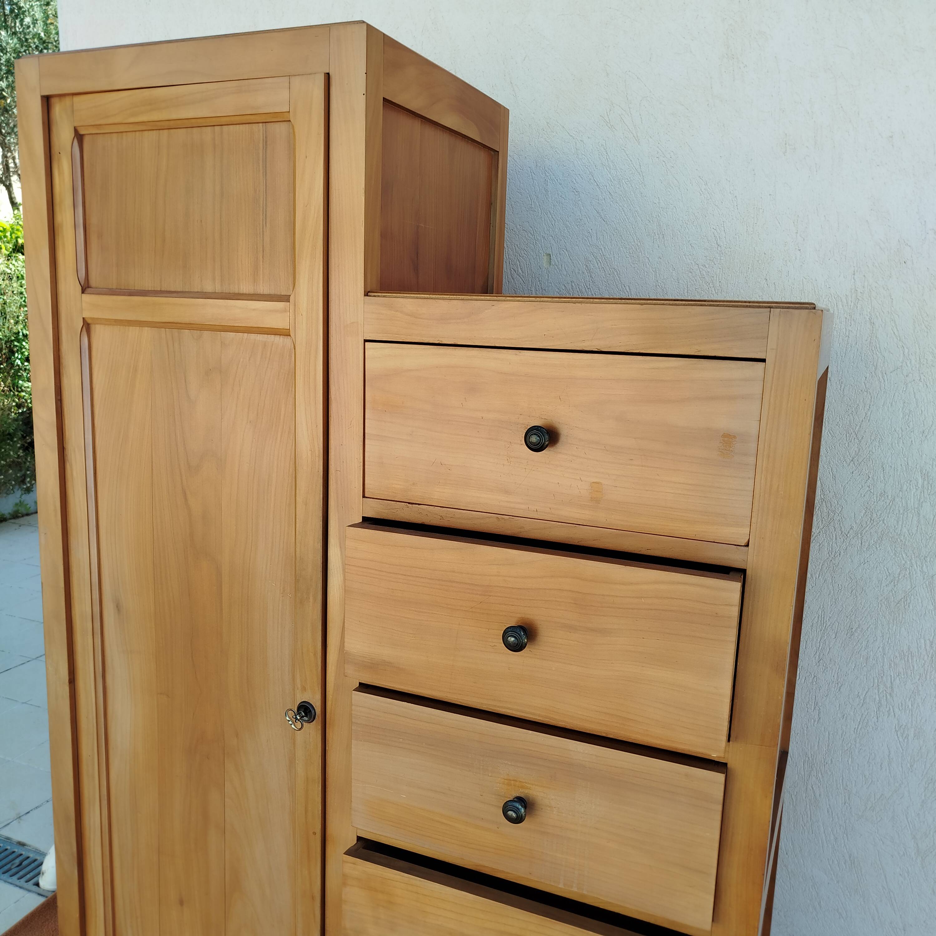 Asymmetrical furniture with compass feet from the 50s/60s