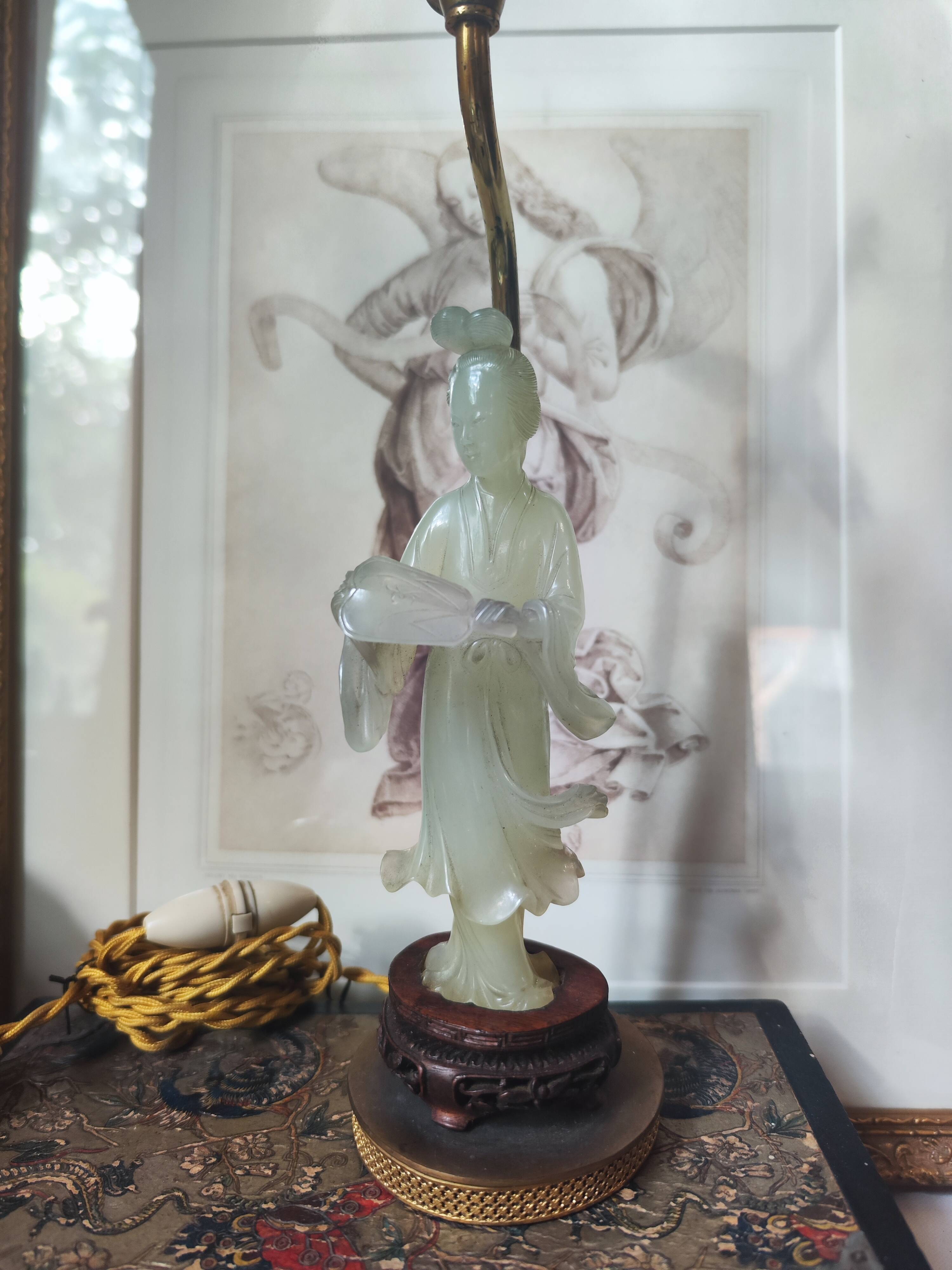 Sculpture chinoise en pierre montée en lampe.