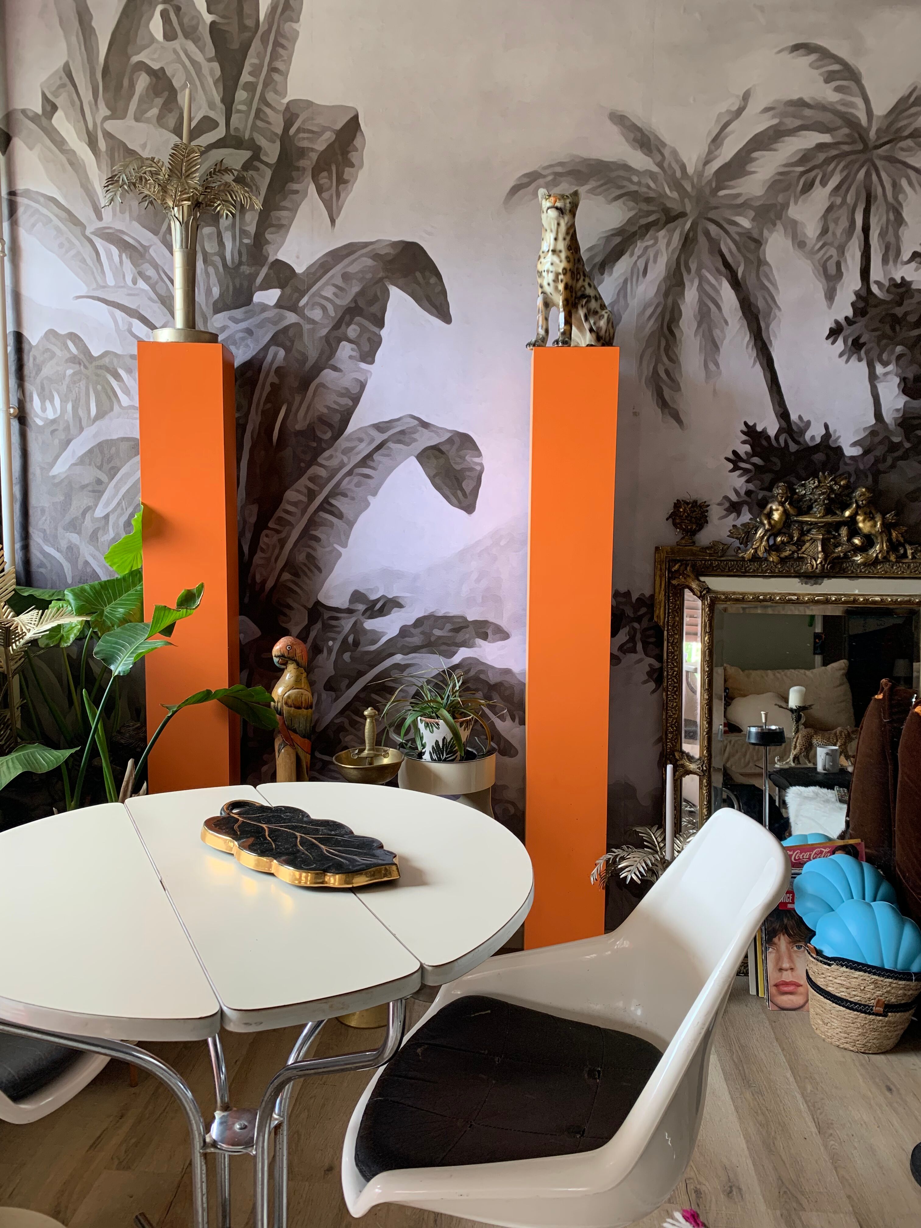 Very large pedestal column in Formica