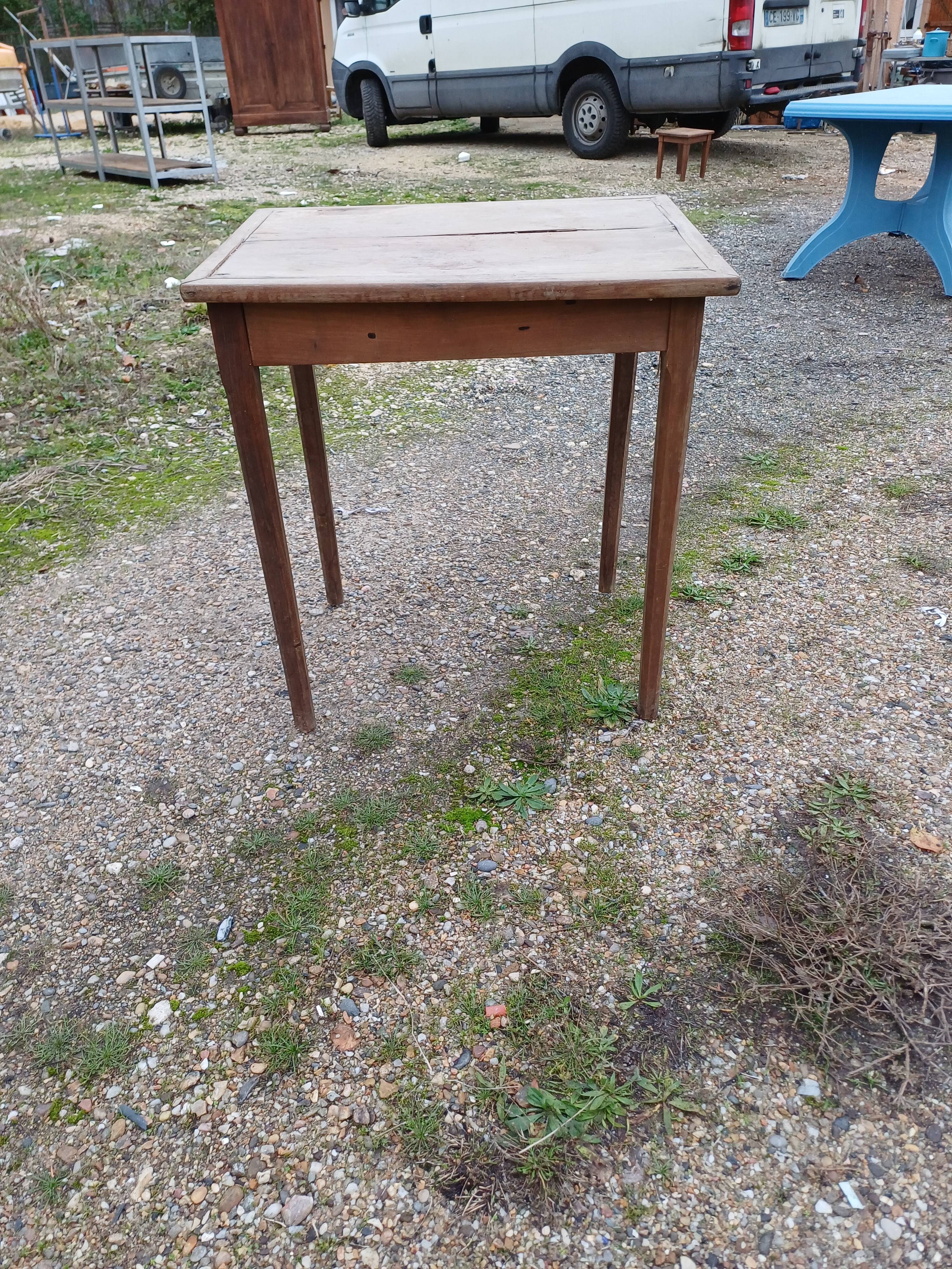 Small walnut table, 1 drawer