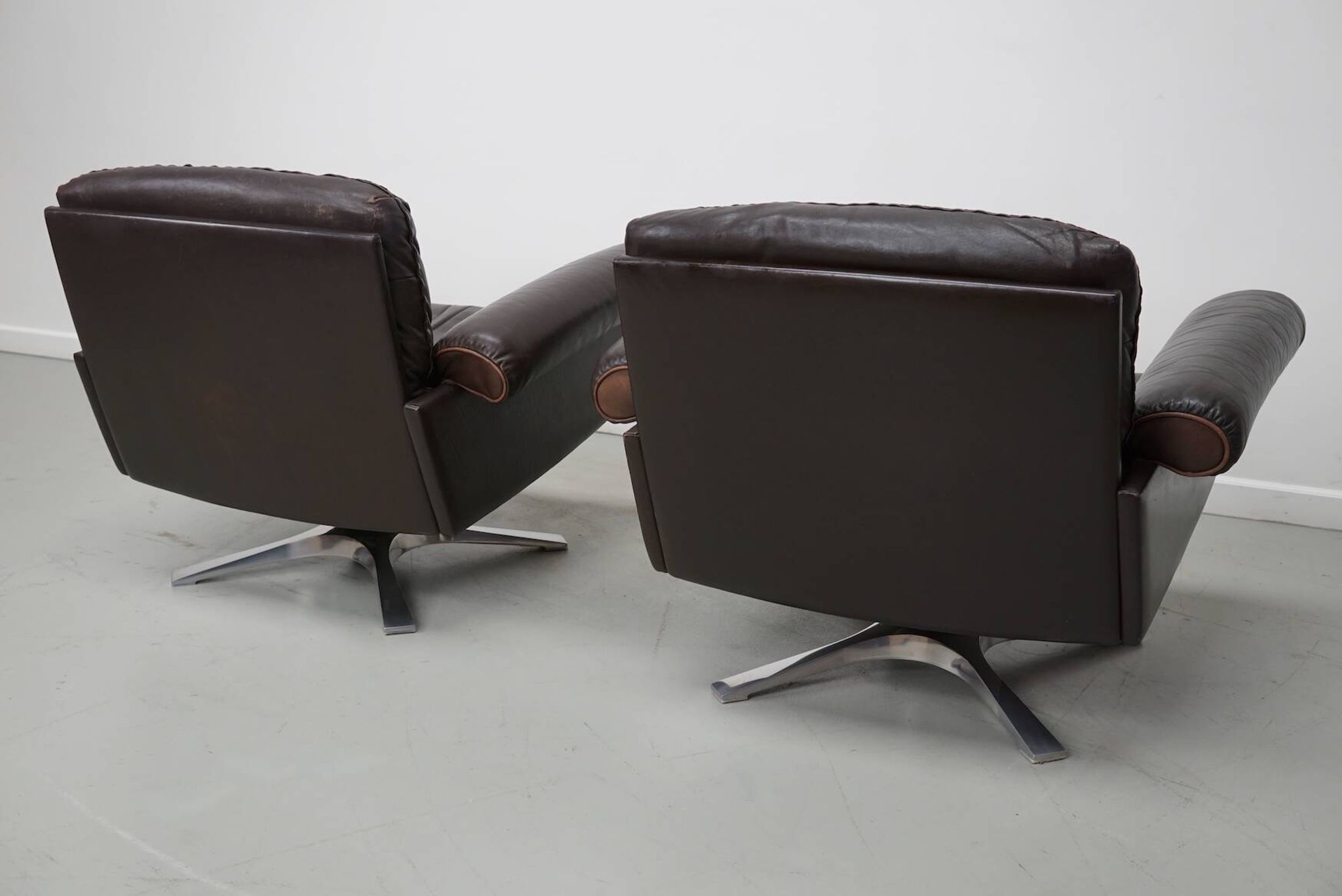 Pair of Vintage De Sede DS-31 Swivel Armchairs in Brown Leather
