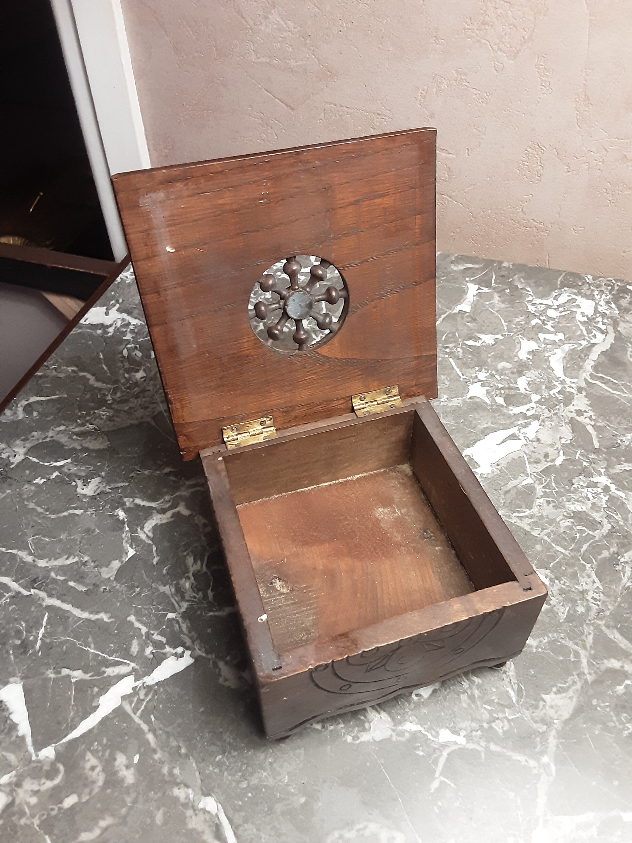 Breton box in chiseled wood - vintage