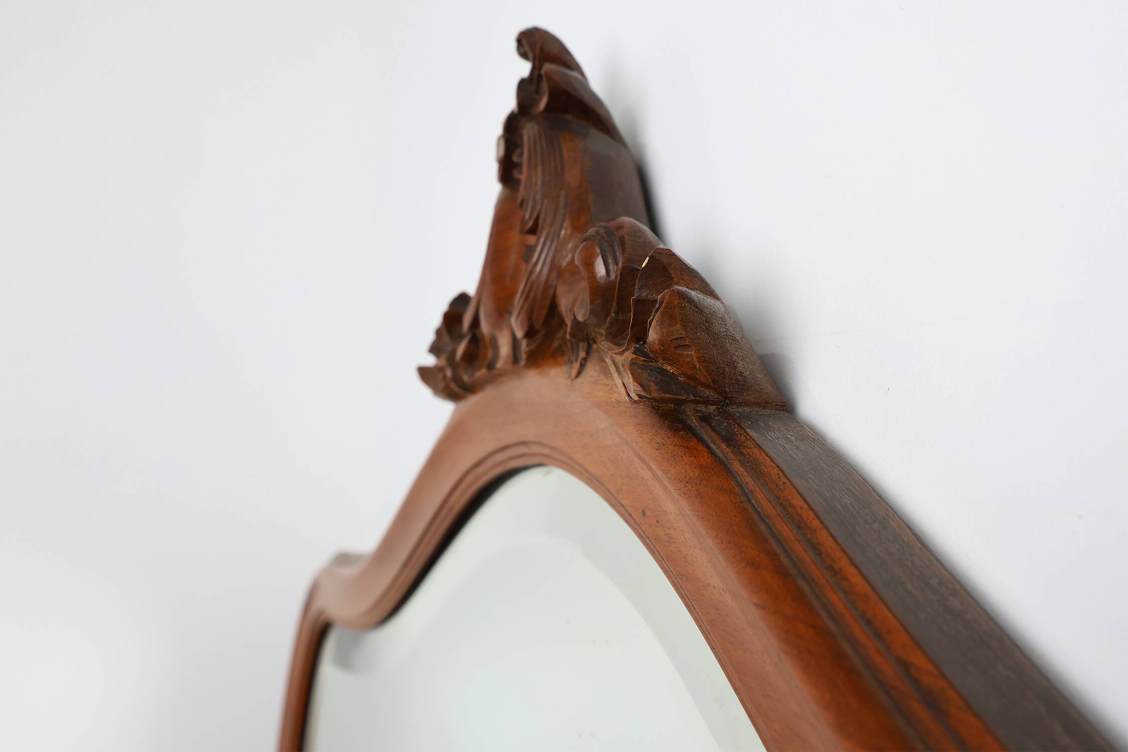 Miroir belge en chêne sculpté de style Louis XV du XXe siècle