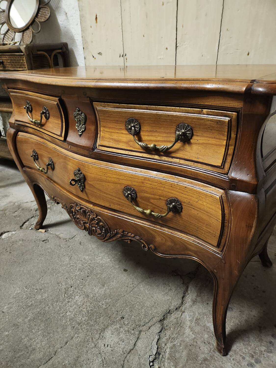 Style chest of drawers