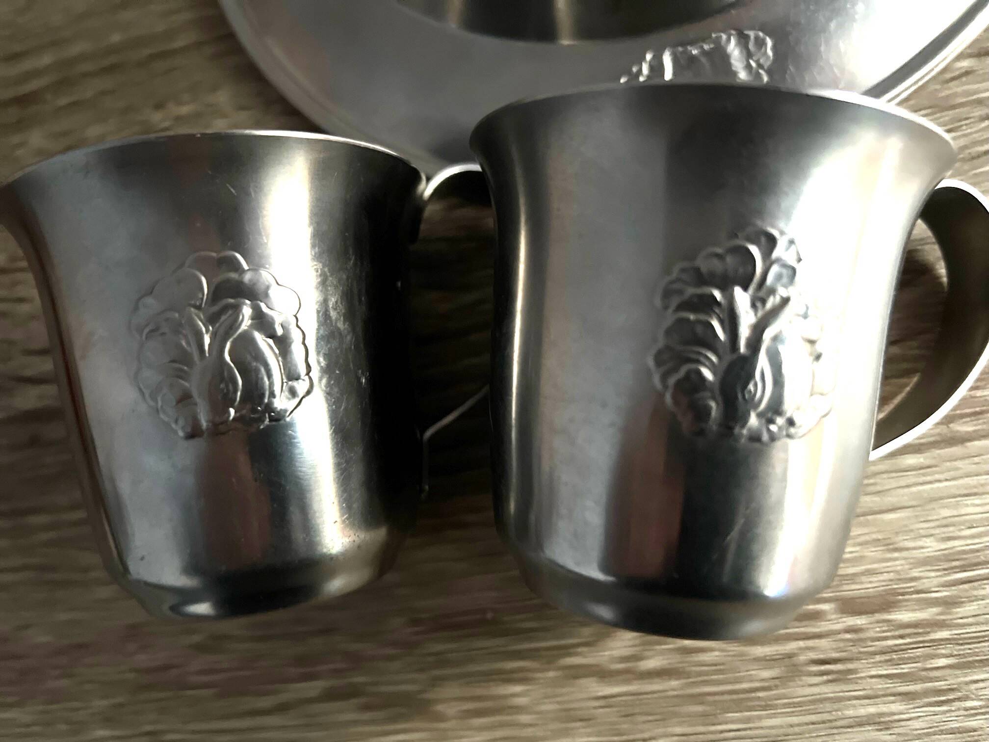 2 plates and 2 silver-plated metal cups by Gero Zilmeta with rabbit designs.