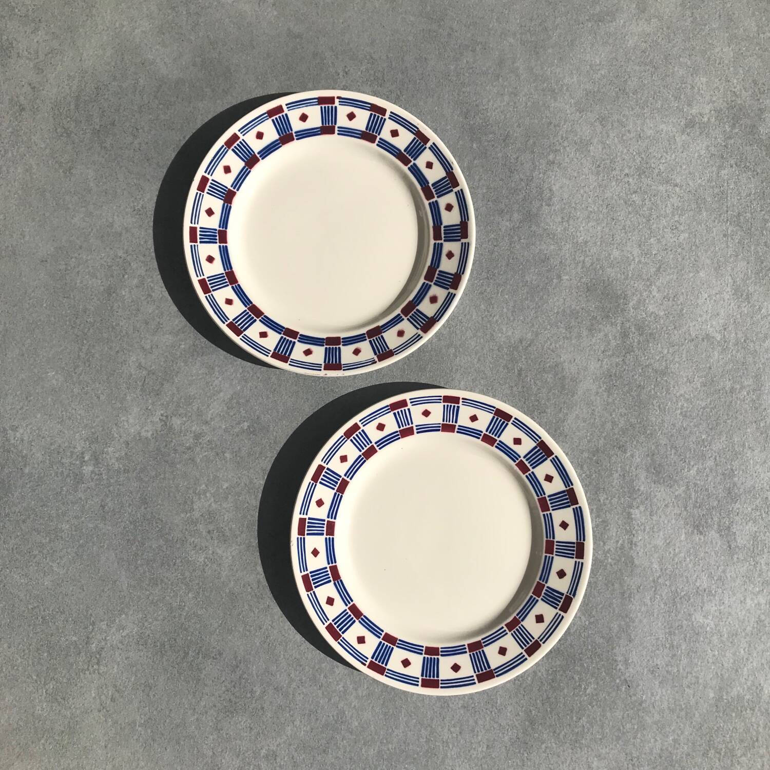 2 dessert plates