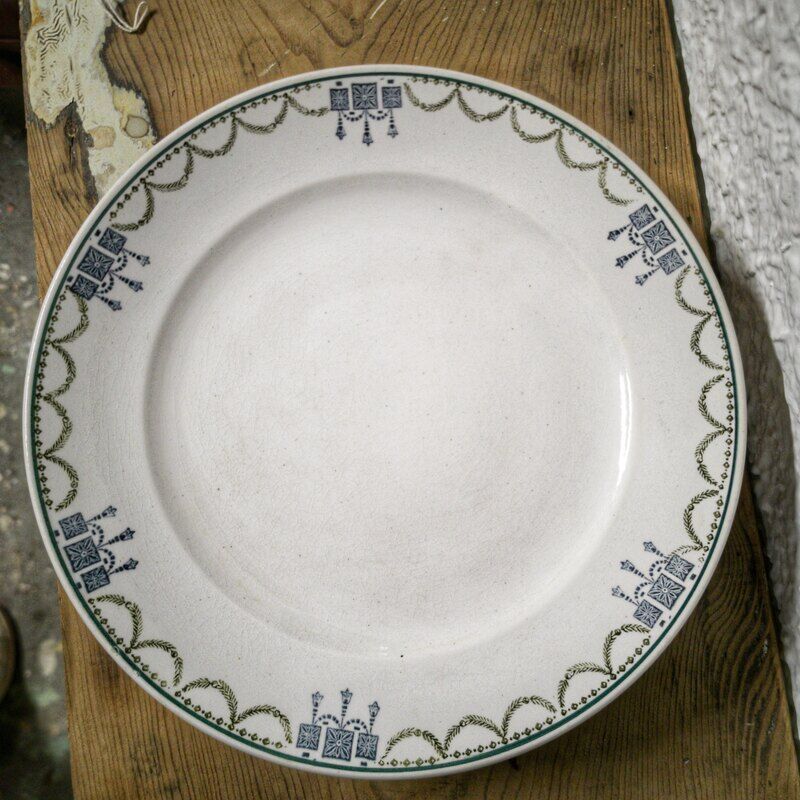 Plate on piedouche earth of iron - l'Amandinoise