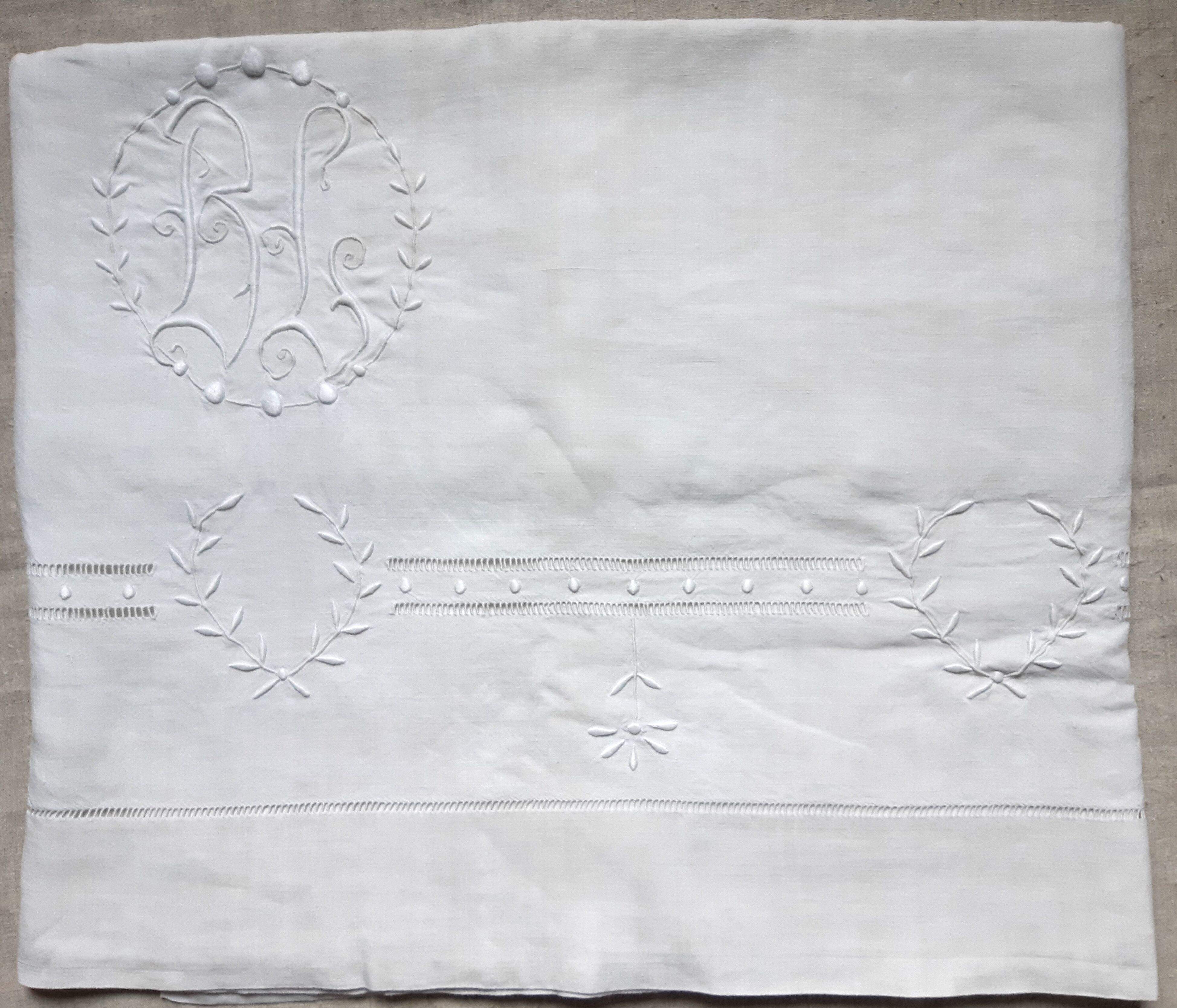 Drap ancien brodé en coton/lin monogrammé BL