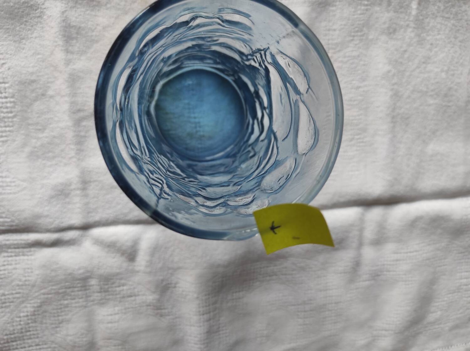 Verre bleu avec décor en relief de fruits