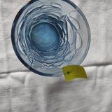 Verre bleu avec décor en relief de fruits