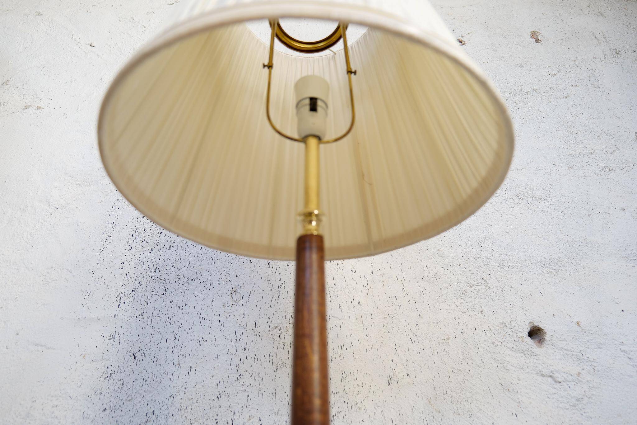 Mid-century floor lamp in brass and polished wood by Böhlmarks, Sweden, 1940s.