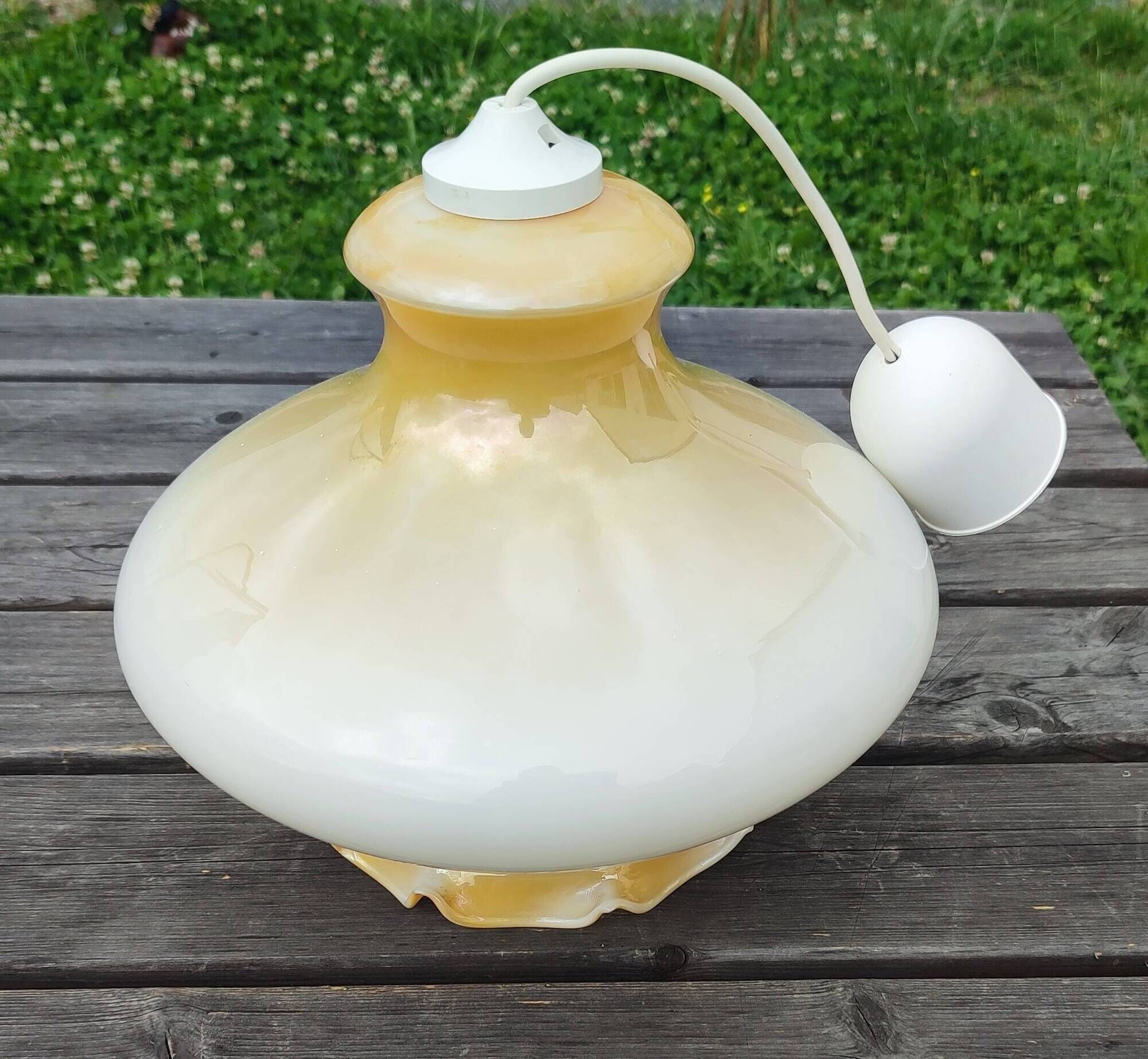 Suspension vintage en verre opalin décor floral stylisé beige doré