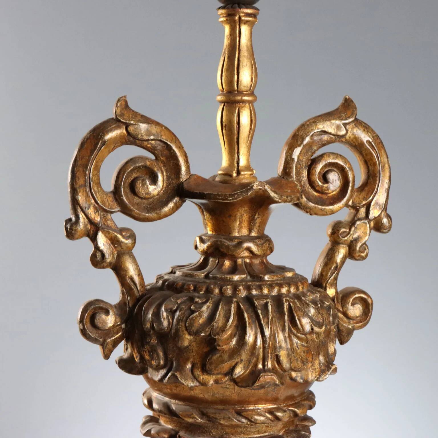 Lampe ancienne en forme de vase néoclassique en bois doré XIXe siècle