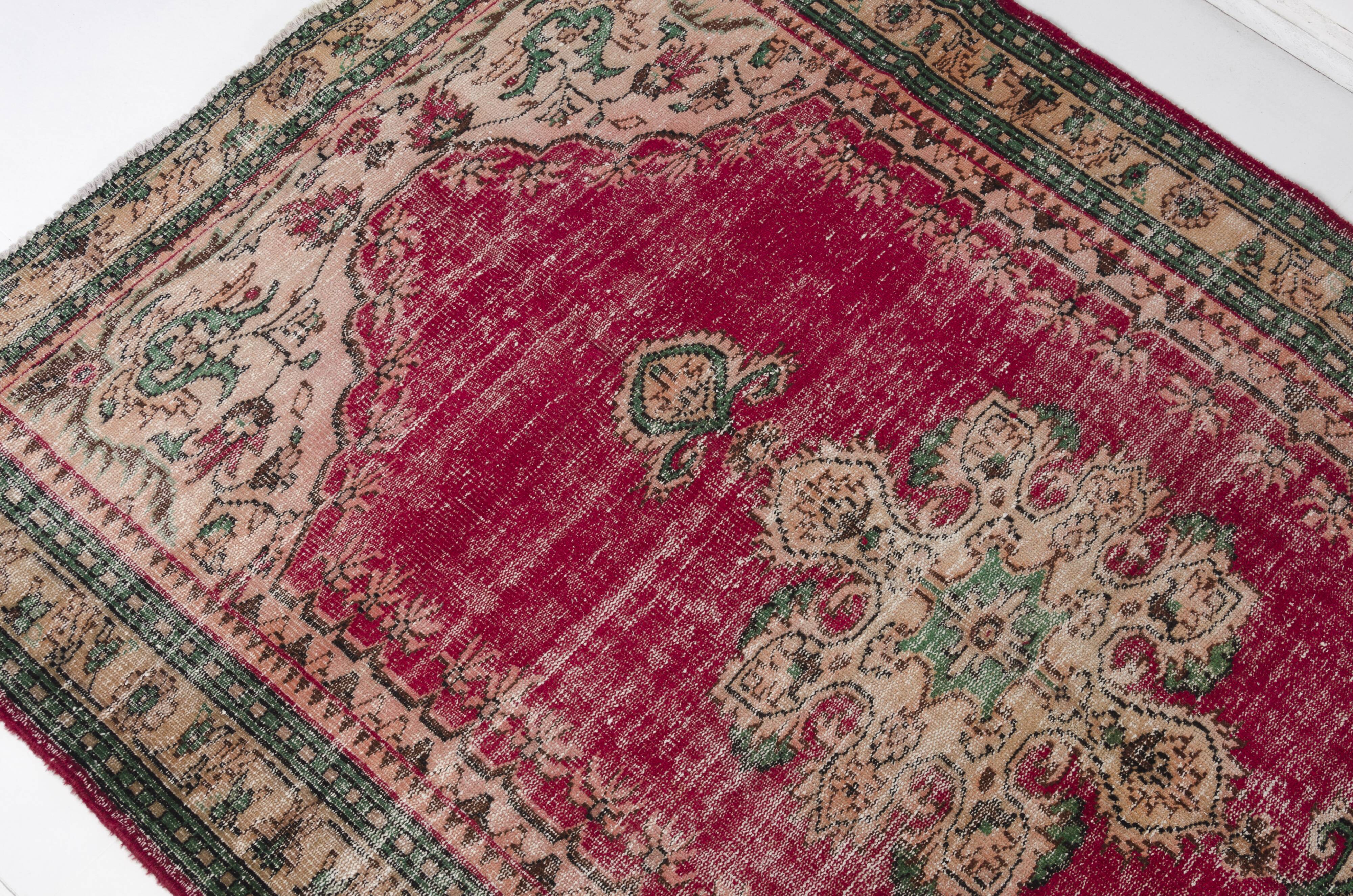 One  a KiND vİNTAGE tURKİSH oUSHAK rUG  SKU 2004