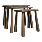 Ensemble de 3 tables gigognes en chêne avec des pieds hauts, années 1970, style brutaliste sombre.